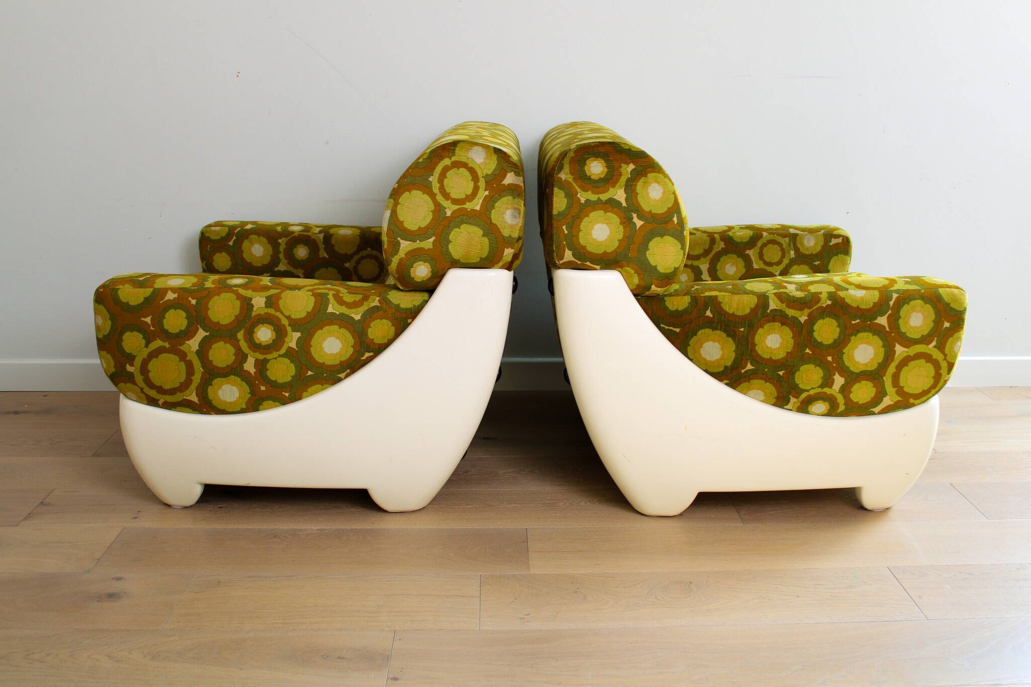 A pair of vintage mid-century modern arm chairs - Italy 1970s