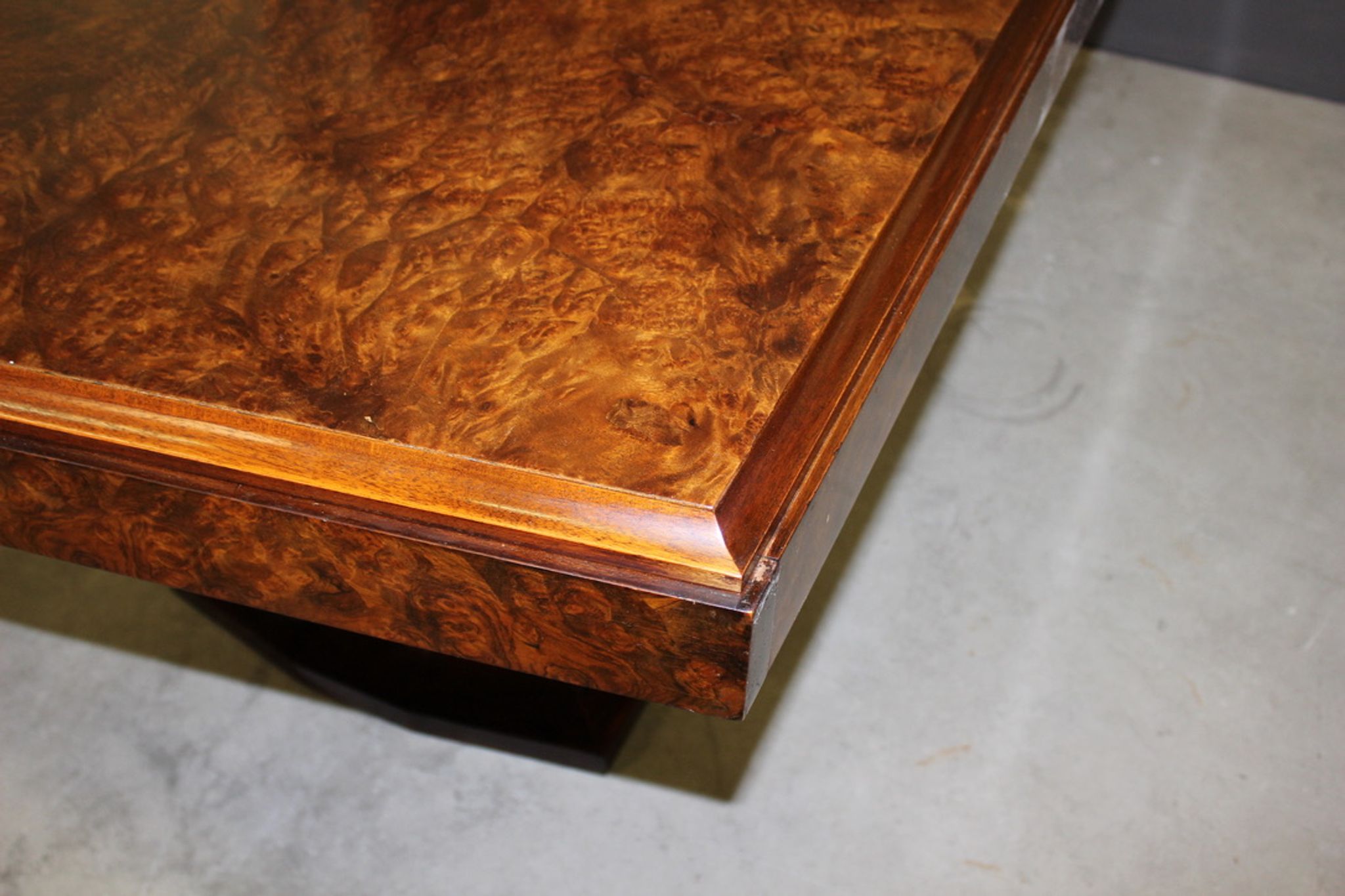 Table art déco en acajou et loupe d'orme vers 1930
