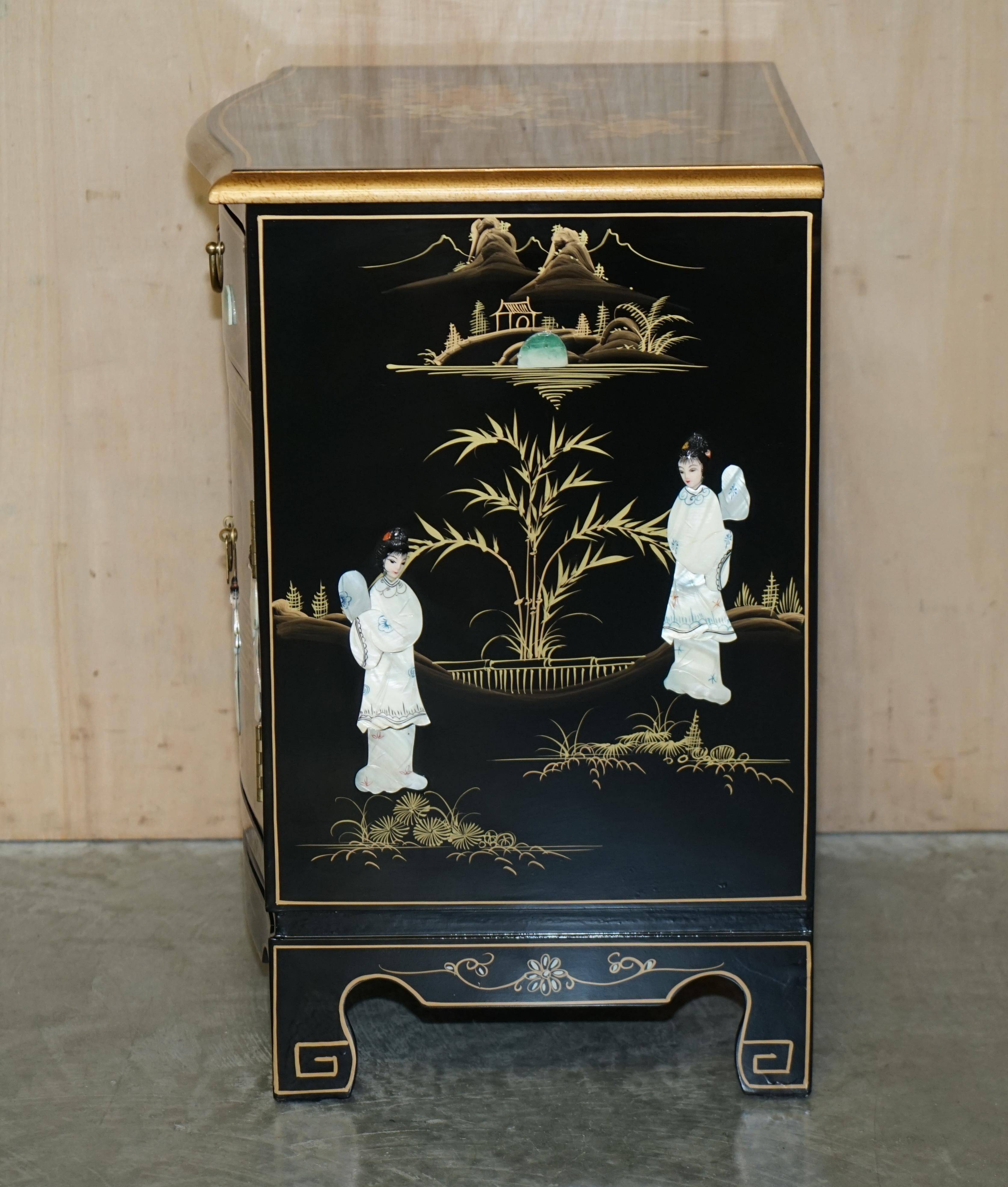 Decorative Chinese buffet in Chinoiserie style in lacquer and steatite.
