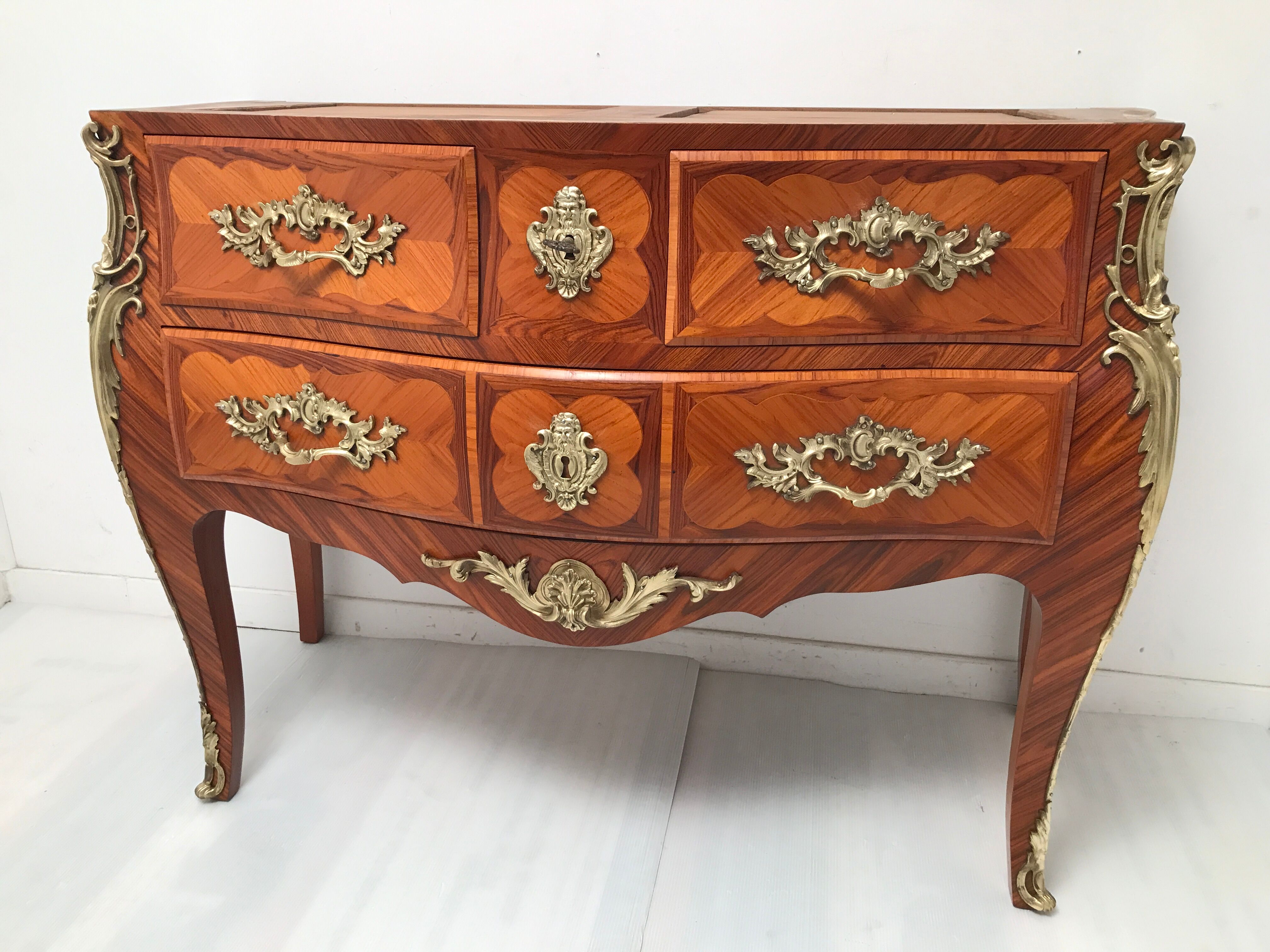 Commode de style Louis XV en placage d'acajou et bois de rose XX siècle