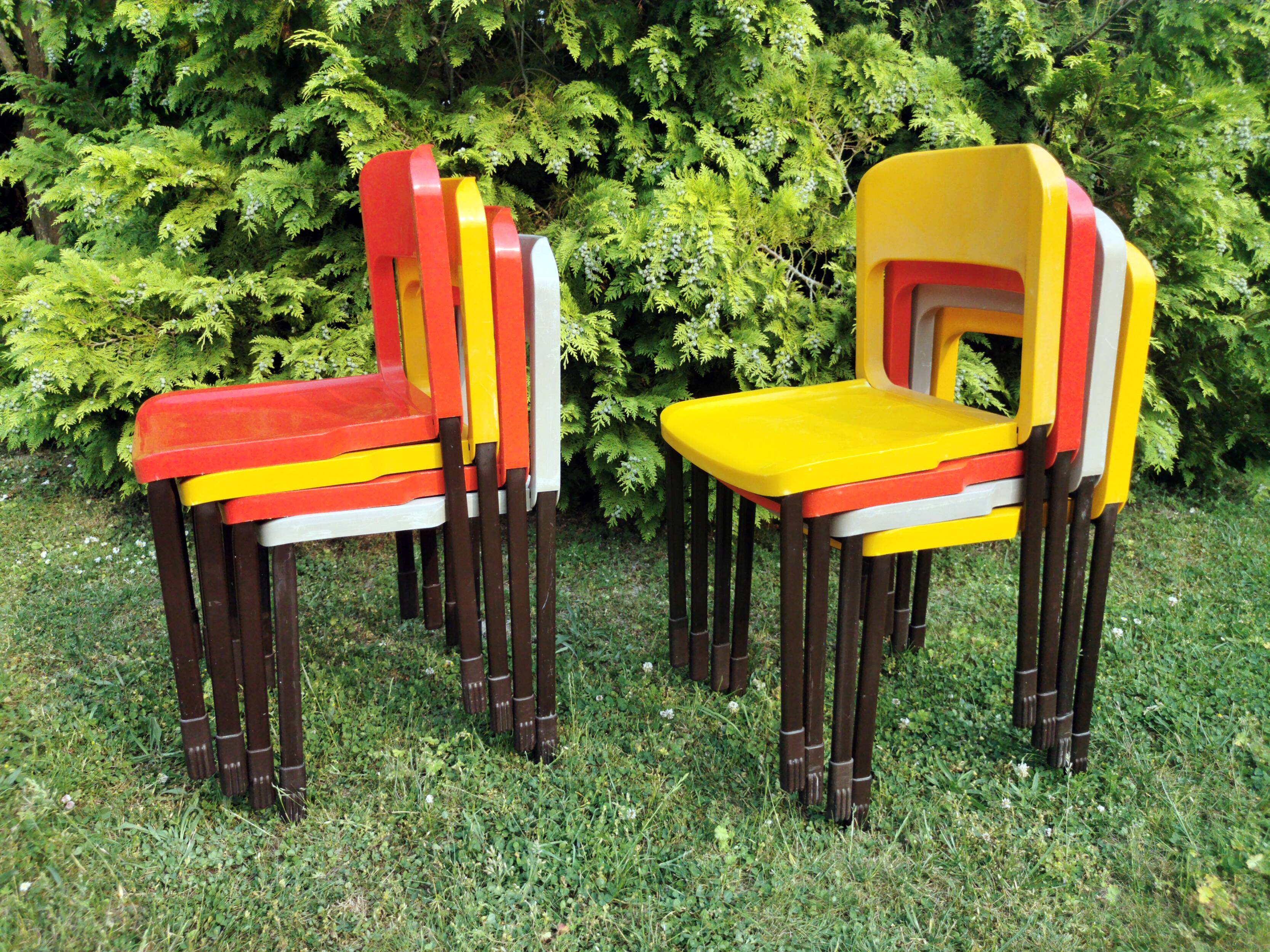 Série de 8 chaises design Pop année 1970-80