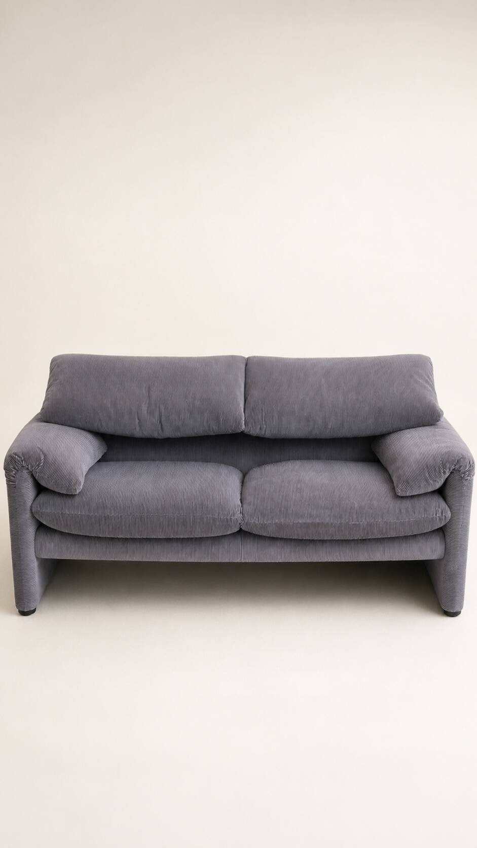 Canapé 2 places Maralunga bleu violet par Vico Magistretti, édition Cassina