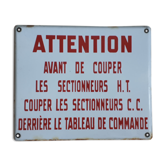 Authentique et ancienne plaque émaillée "attention couper sectionneurs"