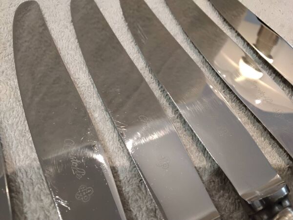 6 couteaux de table en métal argenté Christofle Marly