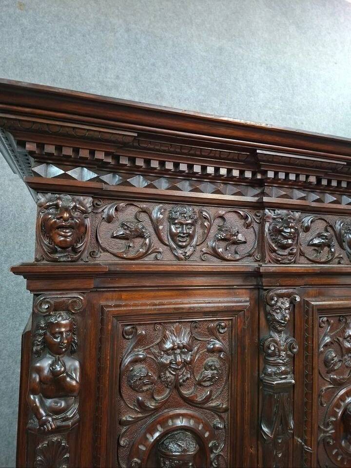 Cabinet d’apparat en bois richement sculpté dans le goût Renaissance