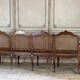 Grande banquette Louis XV en bois naturel mouluré et sculpté, France XVIIIème siècle