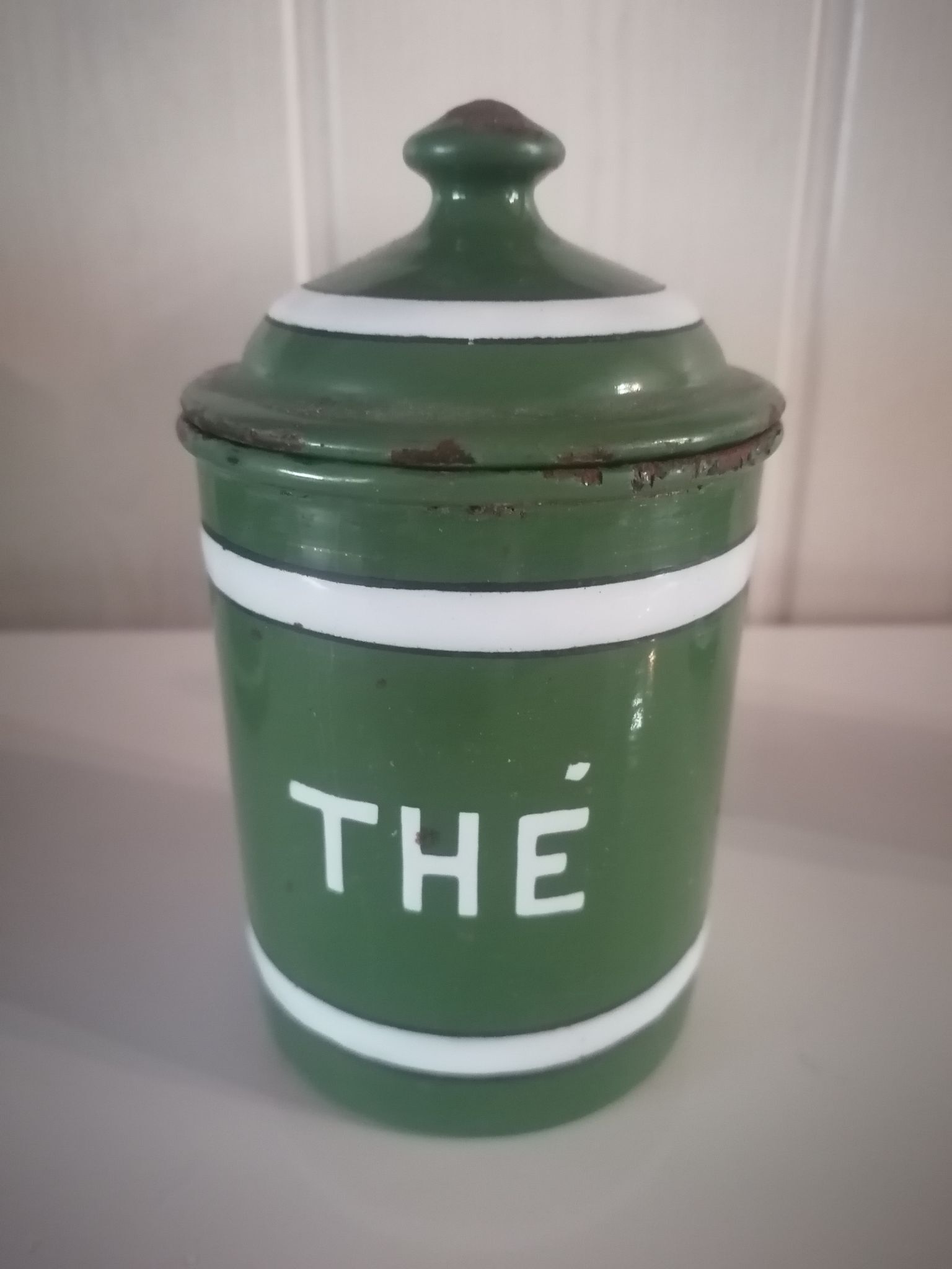 Set of 6 old enamelled jars with 6 trundle lids