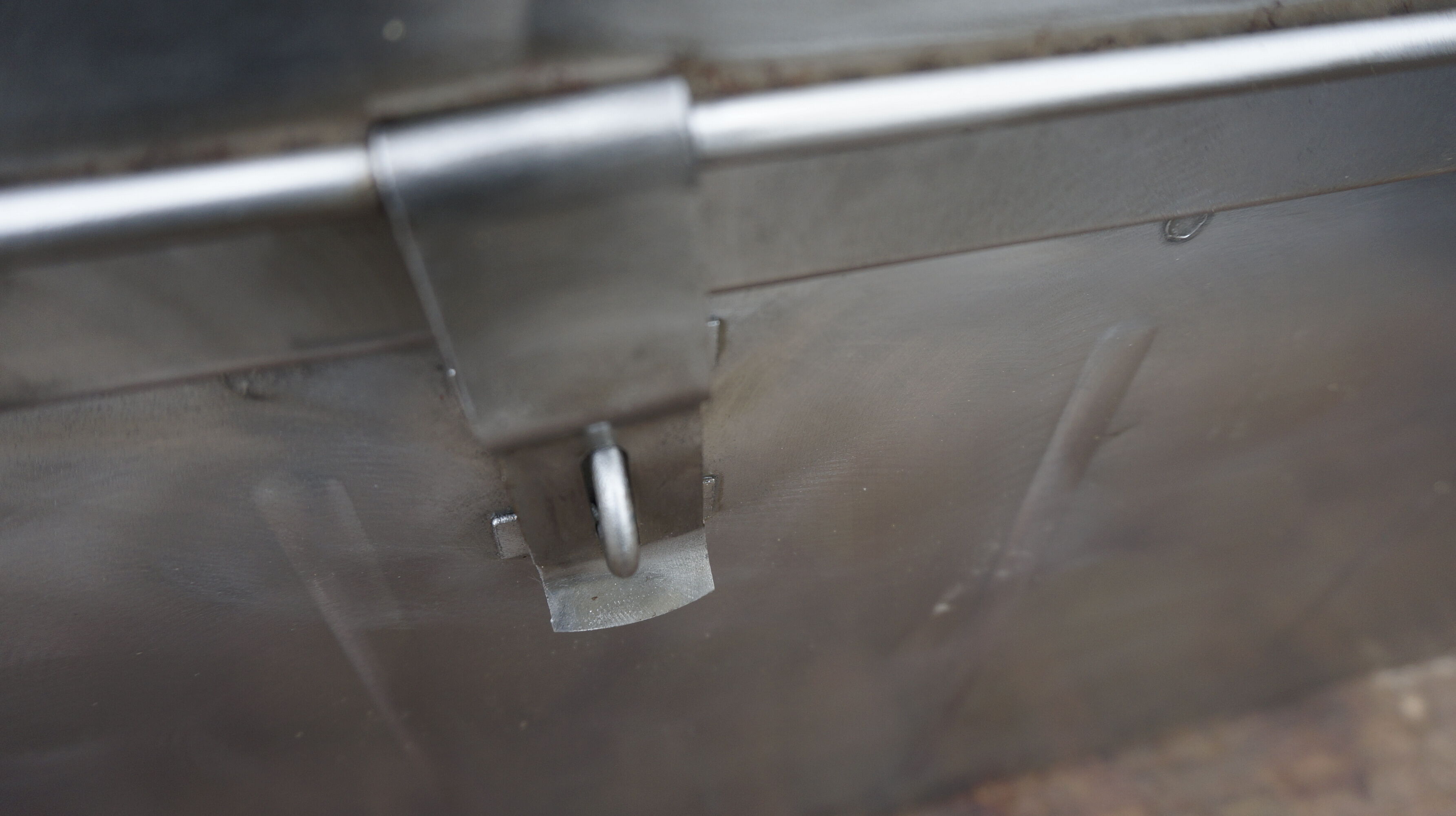 Trunk in metal brush