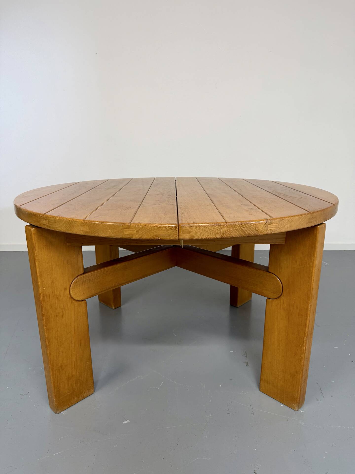 Extendable round table Maison Regain in solid elm, 1970s design.