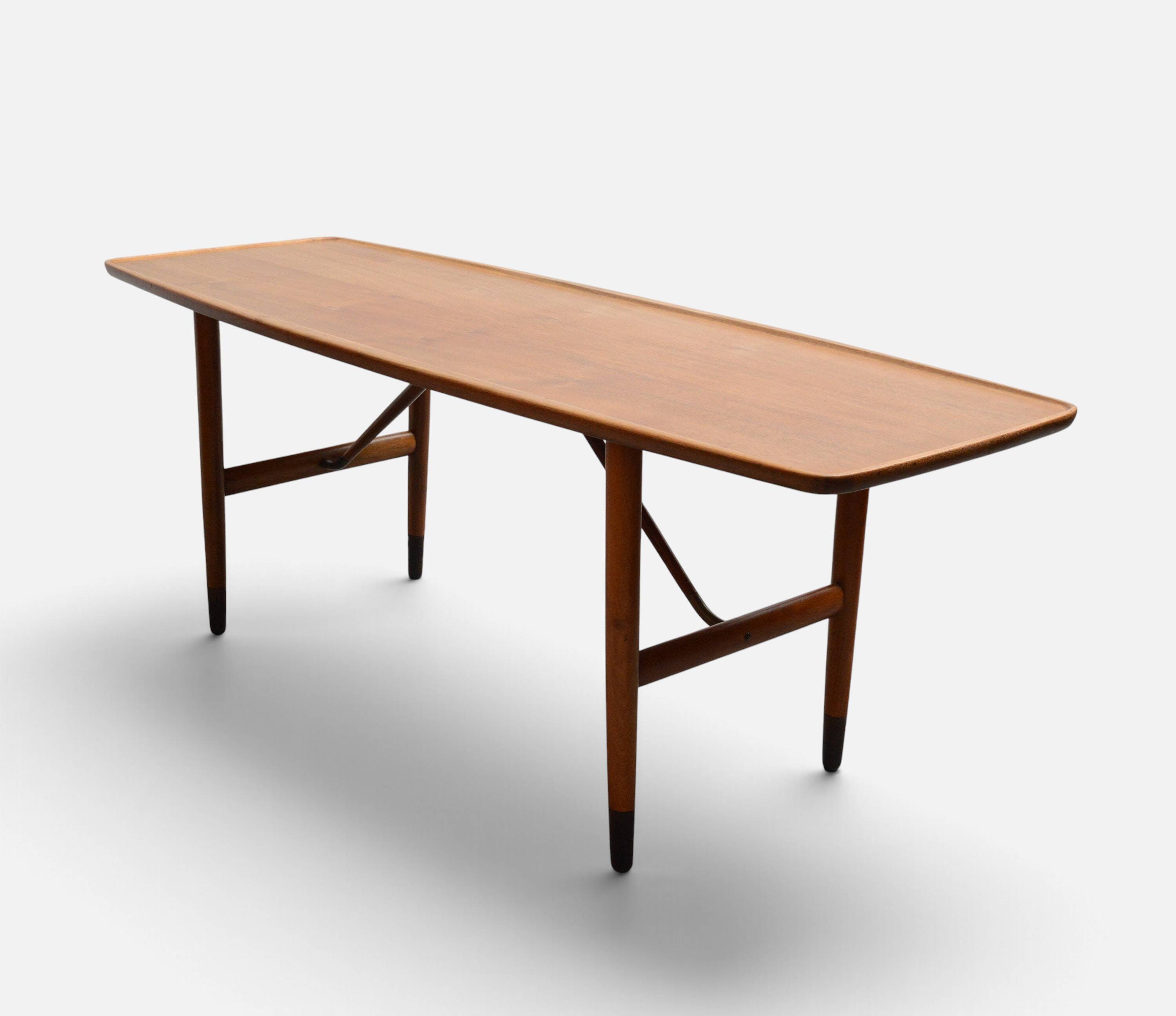 Table basse Anton Kildeberg (attribuée), noyer et laiton, Danemark années 1950-60.