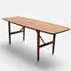 Table basse Anton Kildeberg (attribuée), noyer et laiton, Danemark années 1950-60.