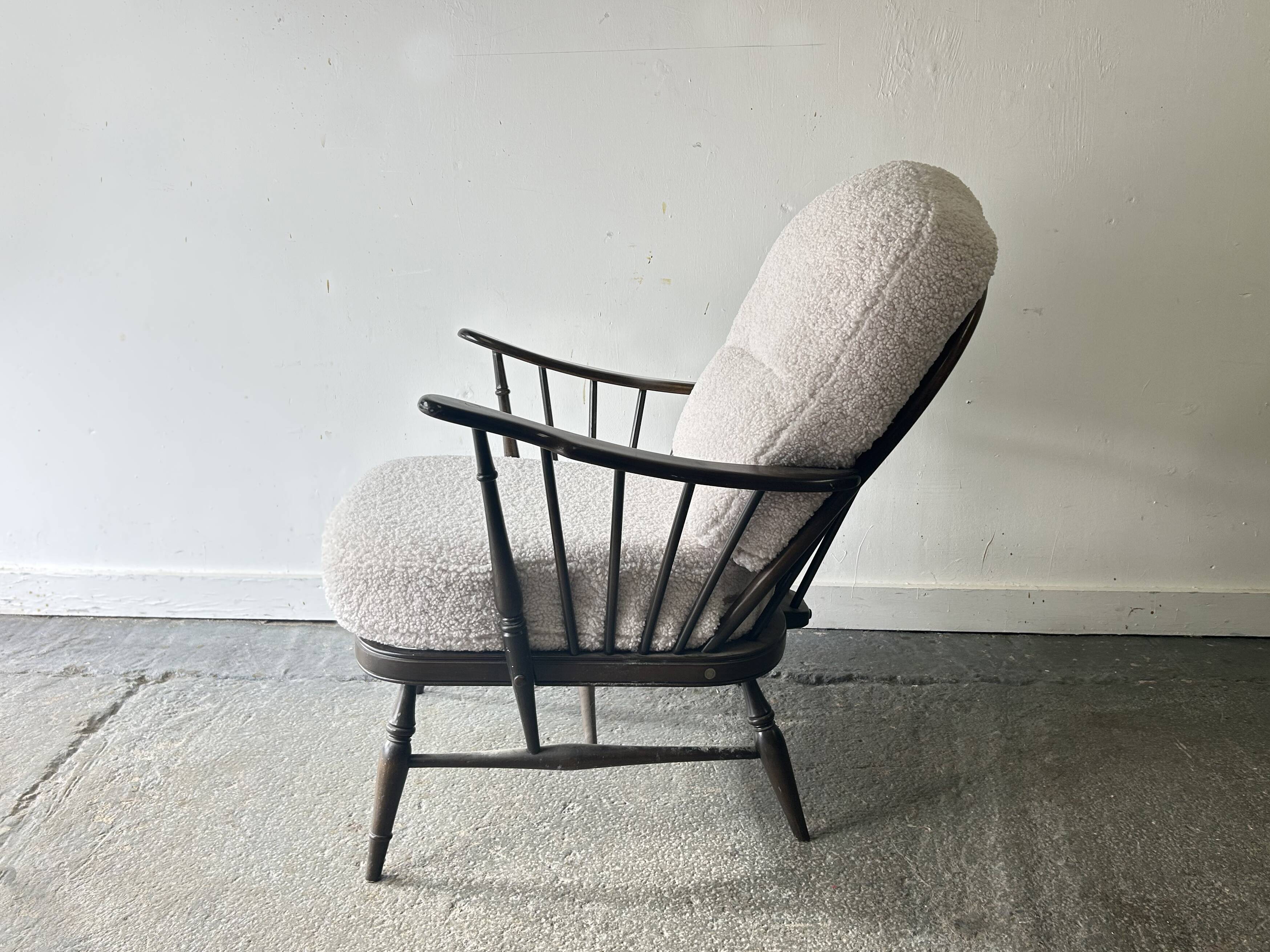 Fauteuil Windsor Ercol modèle 994 vintage, réupholstéré en bouclé blanc
