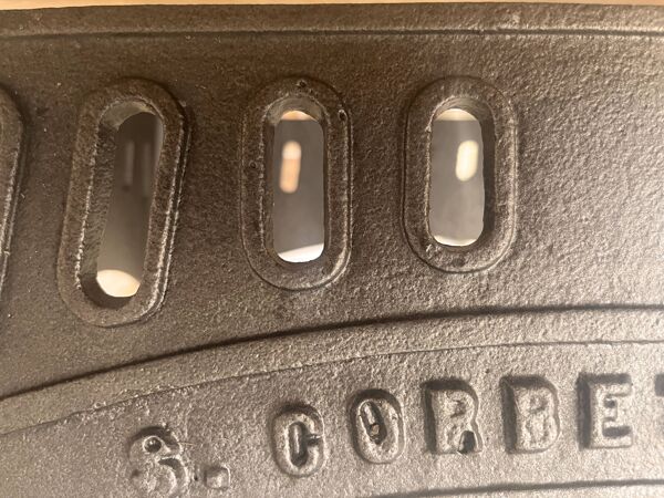 Table industrielle ronde en forme d'oeuf