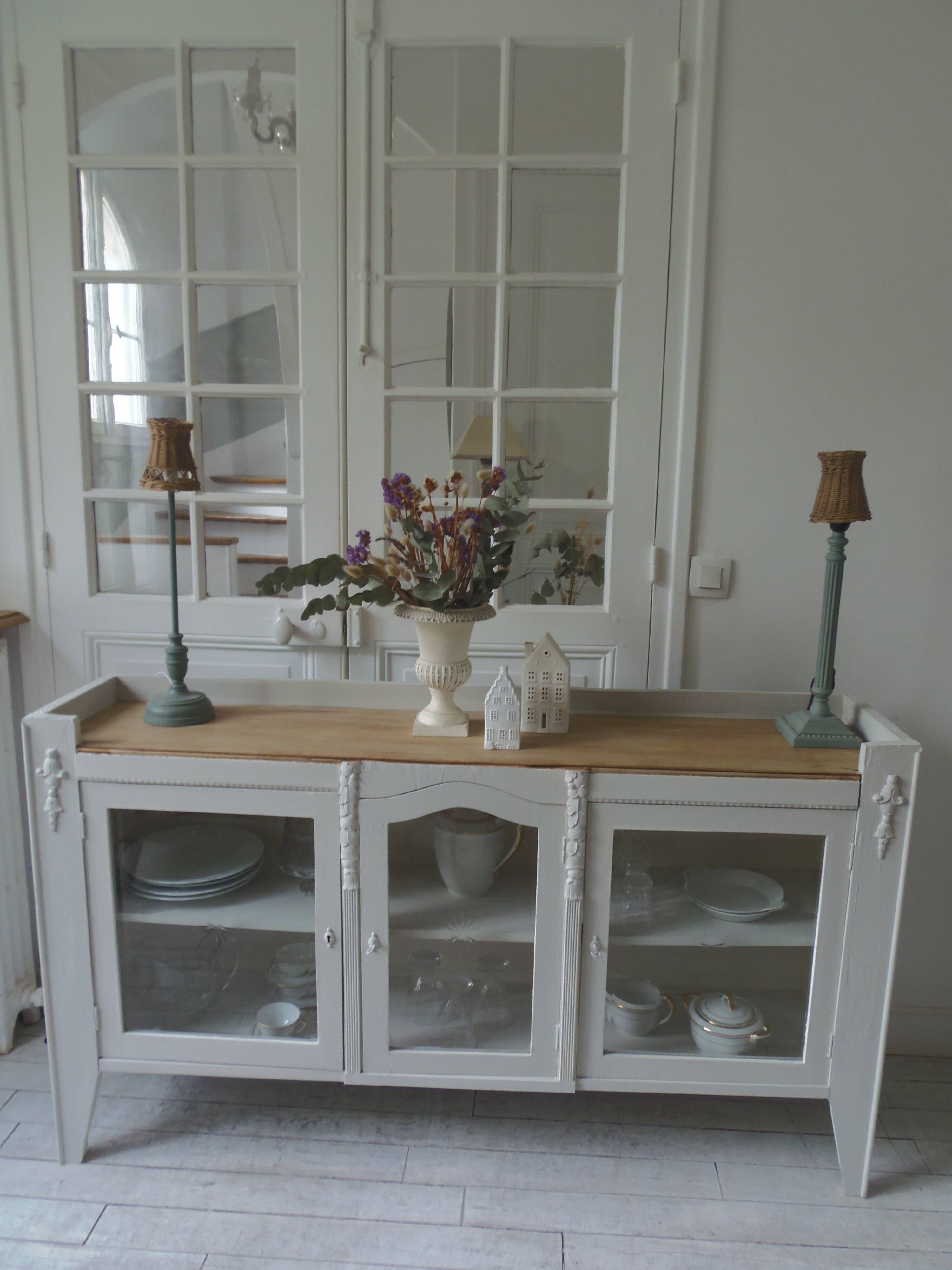 Vitrine, console vintage réenchantée en gris perle, plateau bois.
