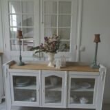 Vitrine, console vintage réenchantée en gris perle, plateau bois.