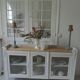 Vitrine, console vintage réenchantée en gris perle, plateau bois.