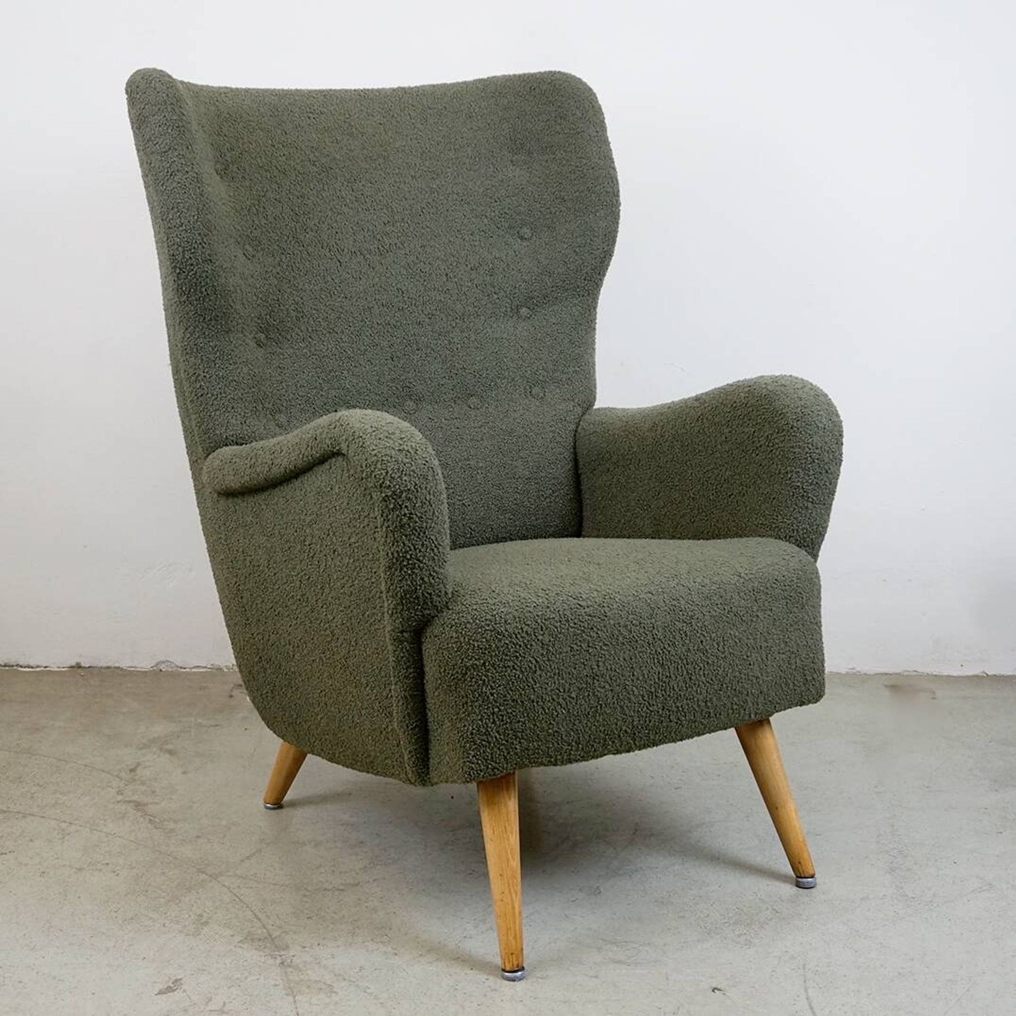 Fauteuil Wingback bouclé gris-vert, Autriche années 50
