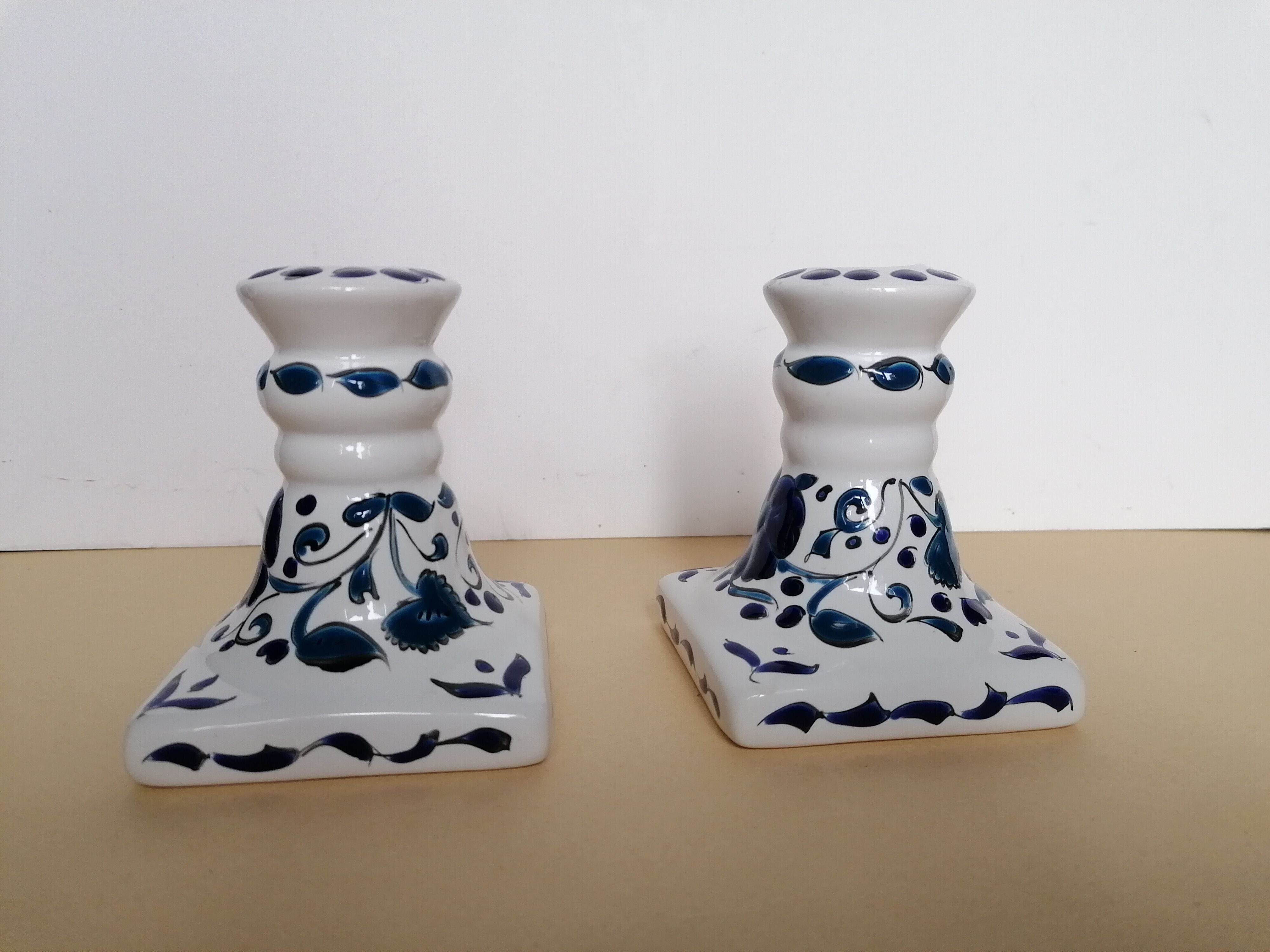 Paire de bougeoirs décor en émaux blanc et bleu