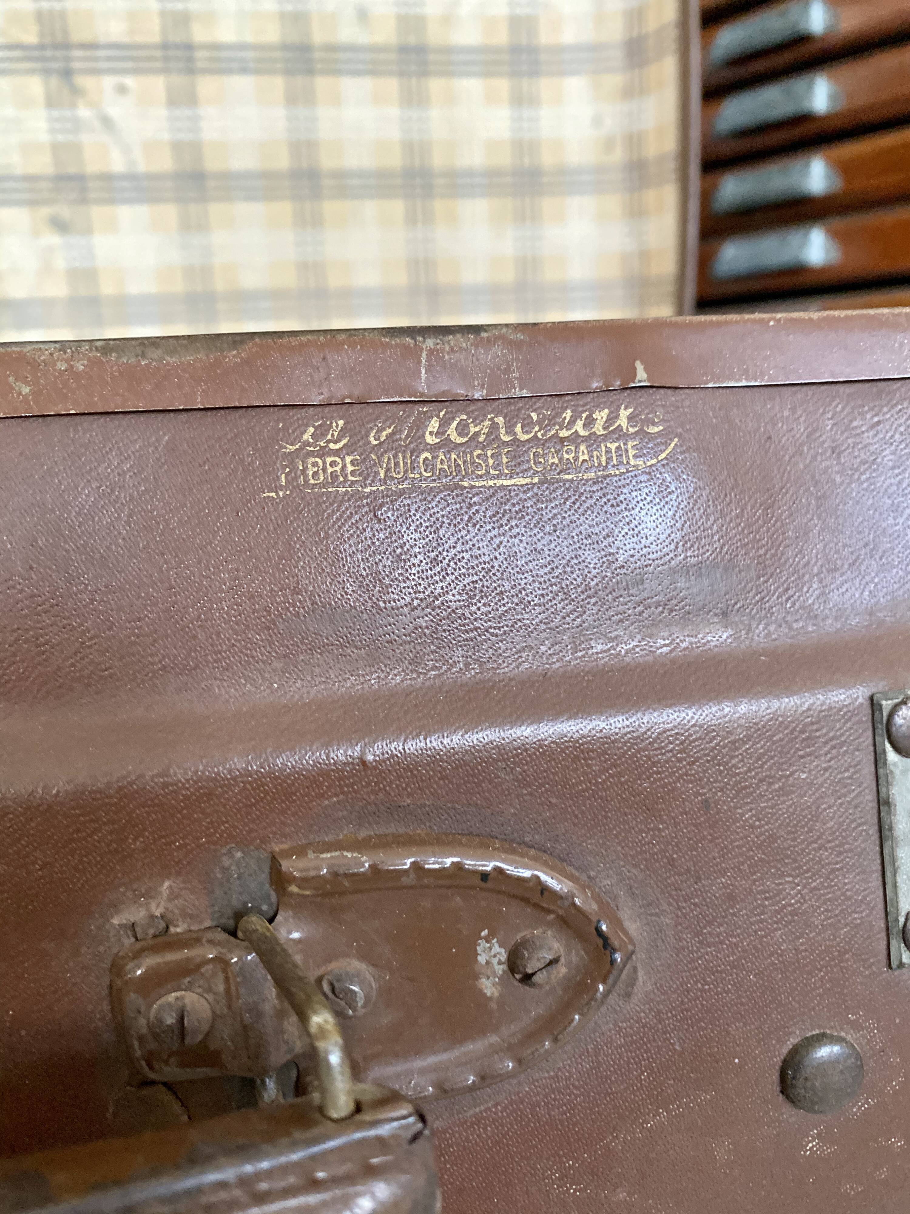 Former vintage suitcase "La Mondiale"
