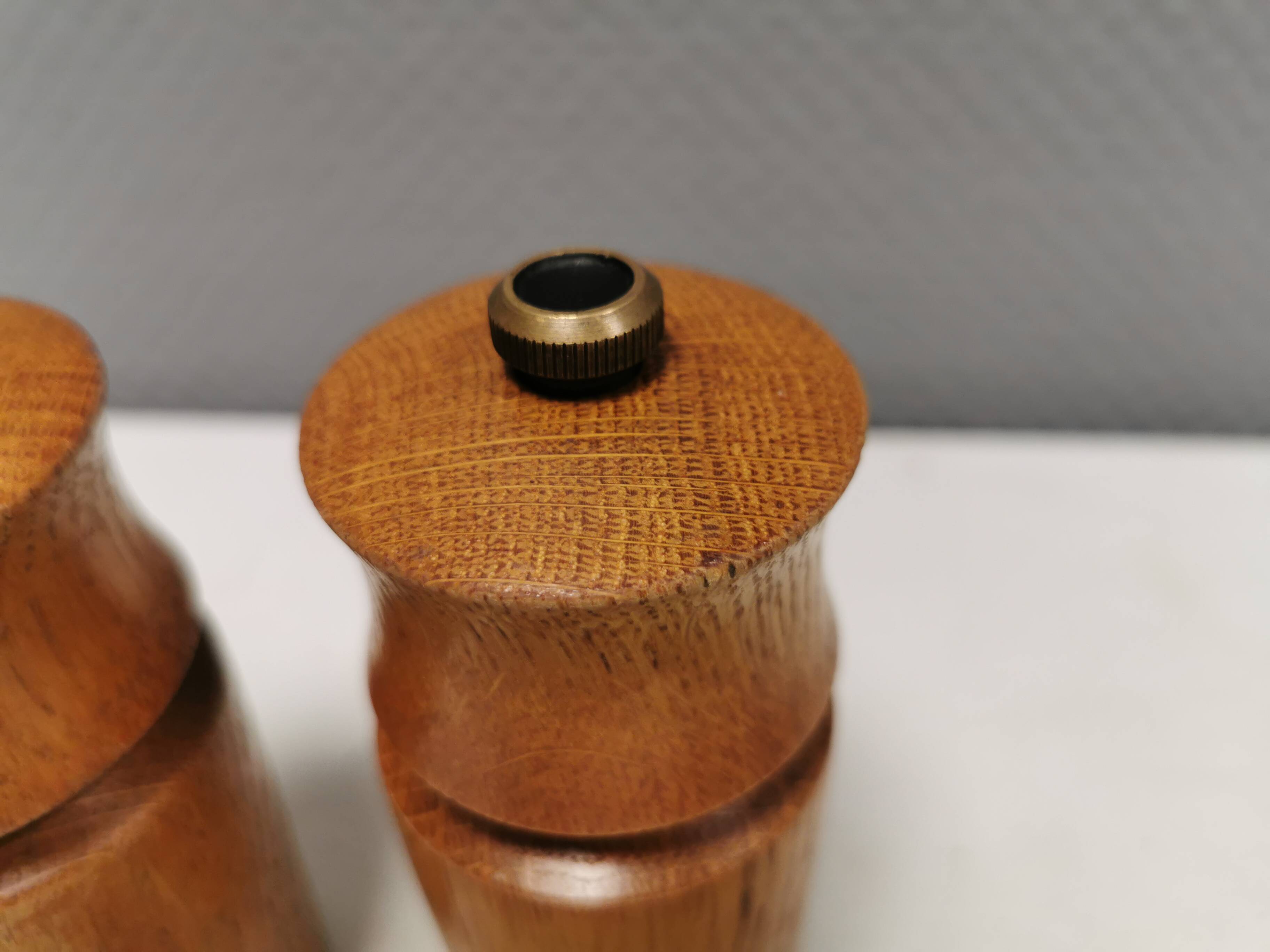 Moulins à sel et à poivre conçus par le designer danois Falle Uldall en chêne pour Dane Wood dans les années 1960.