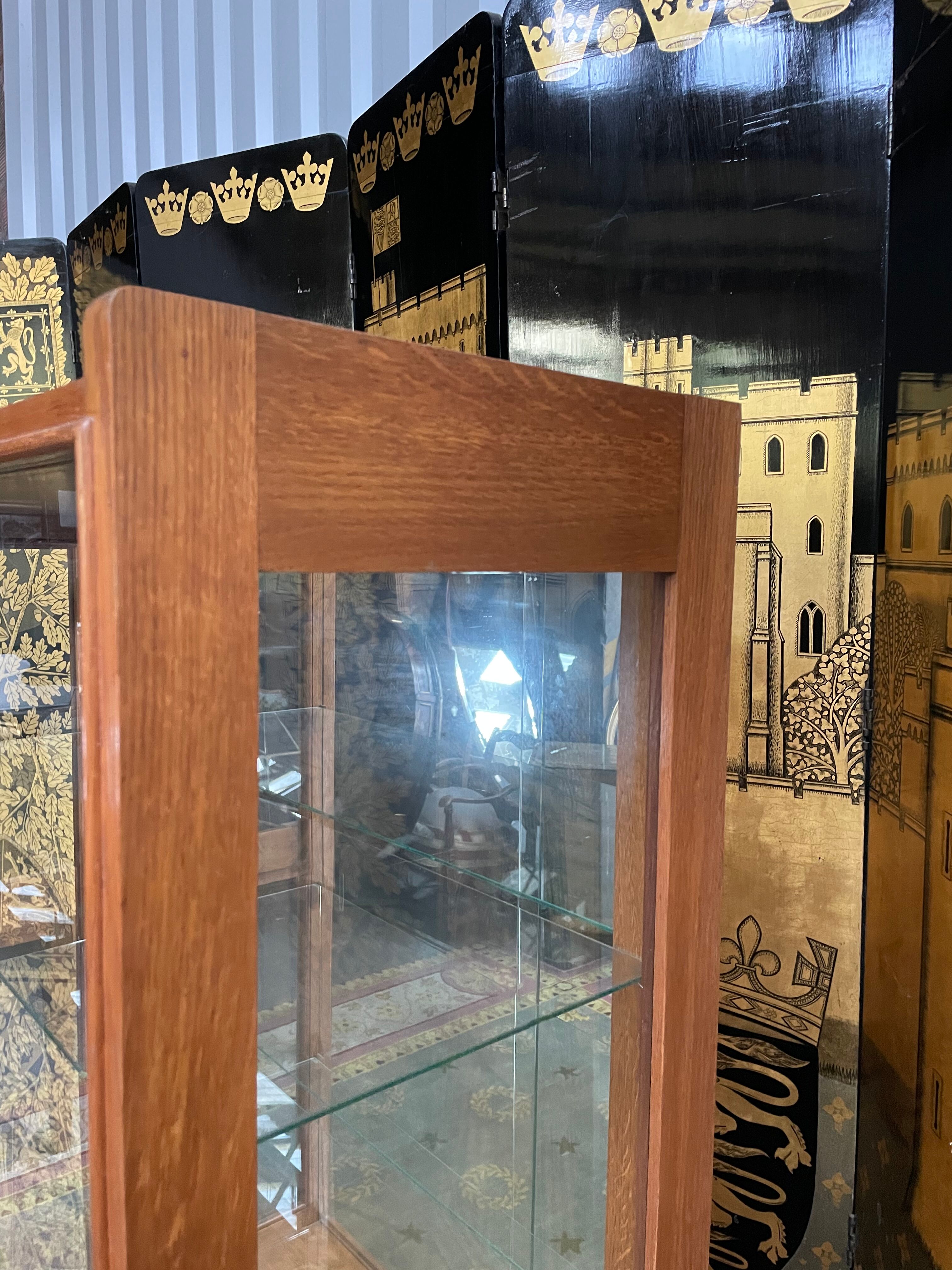 Vitrine scandinave en chêne 1960