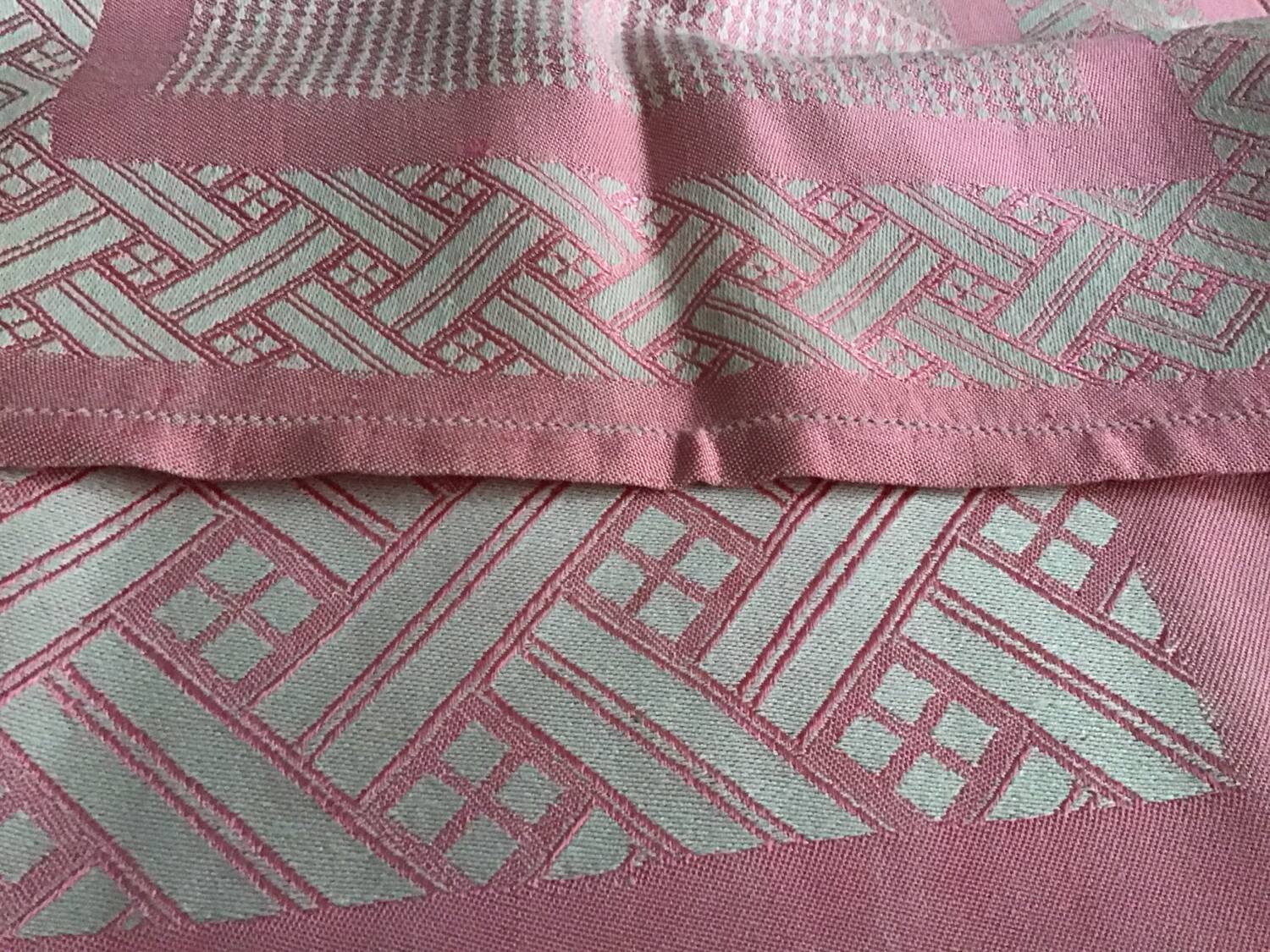 Pink jacquard dinner service