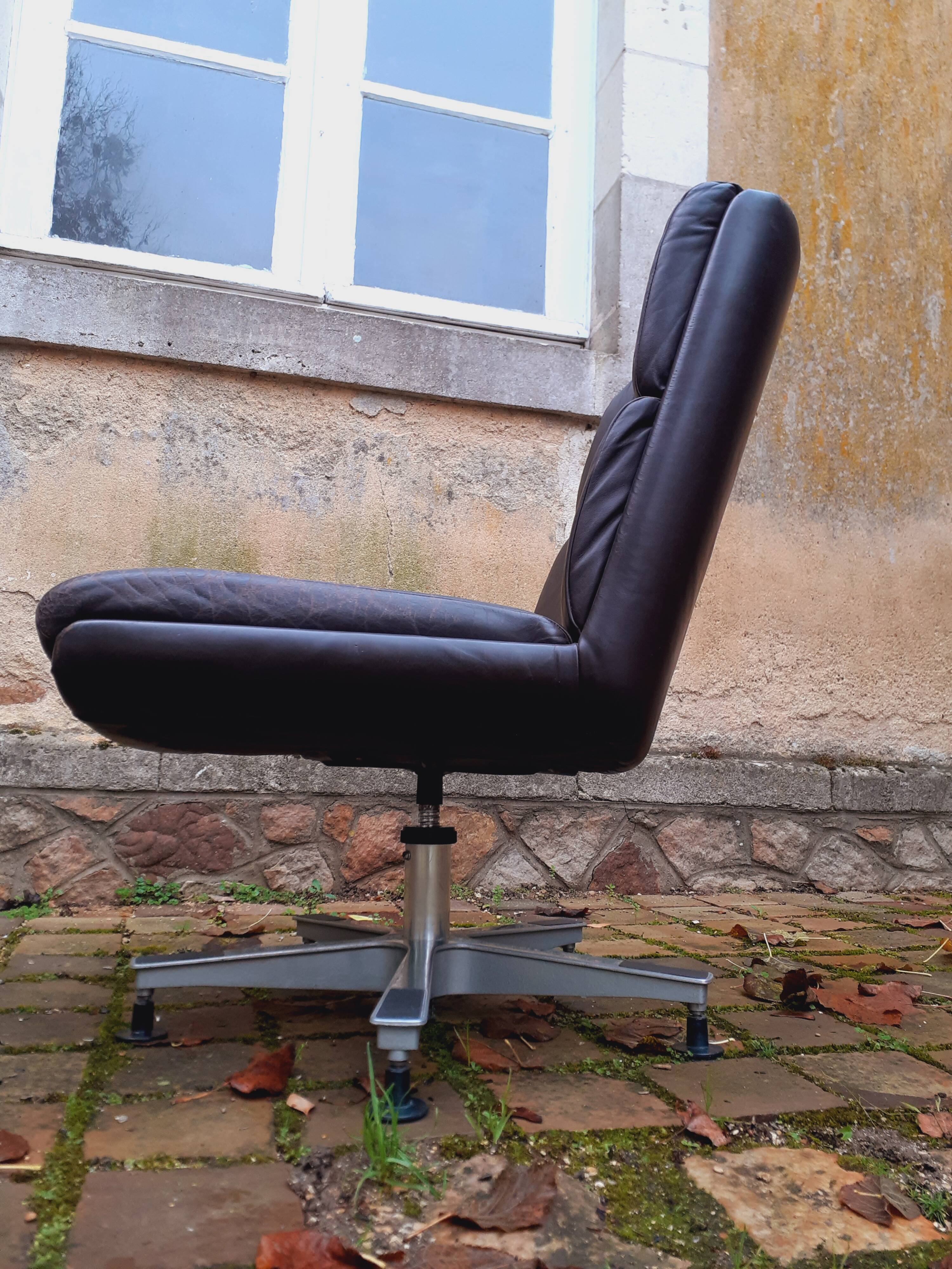 Swivel leather armchair from the 70s, Italian design.
