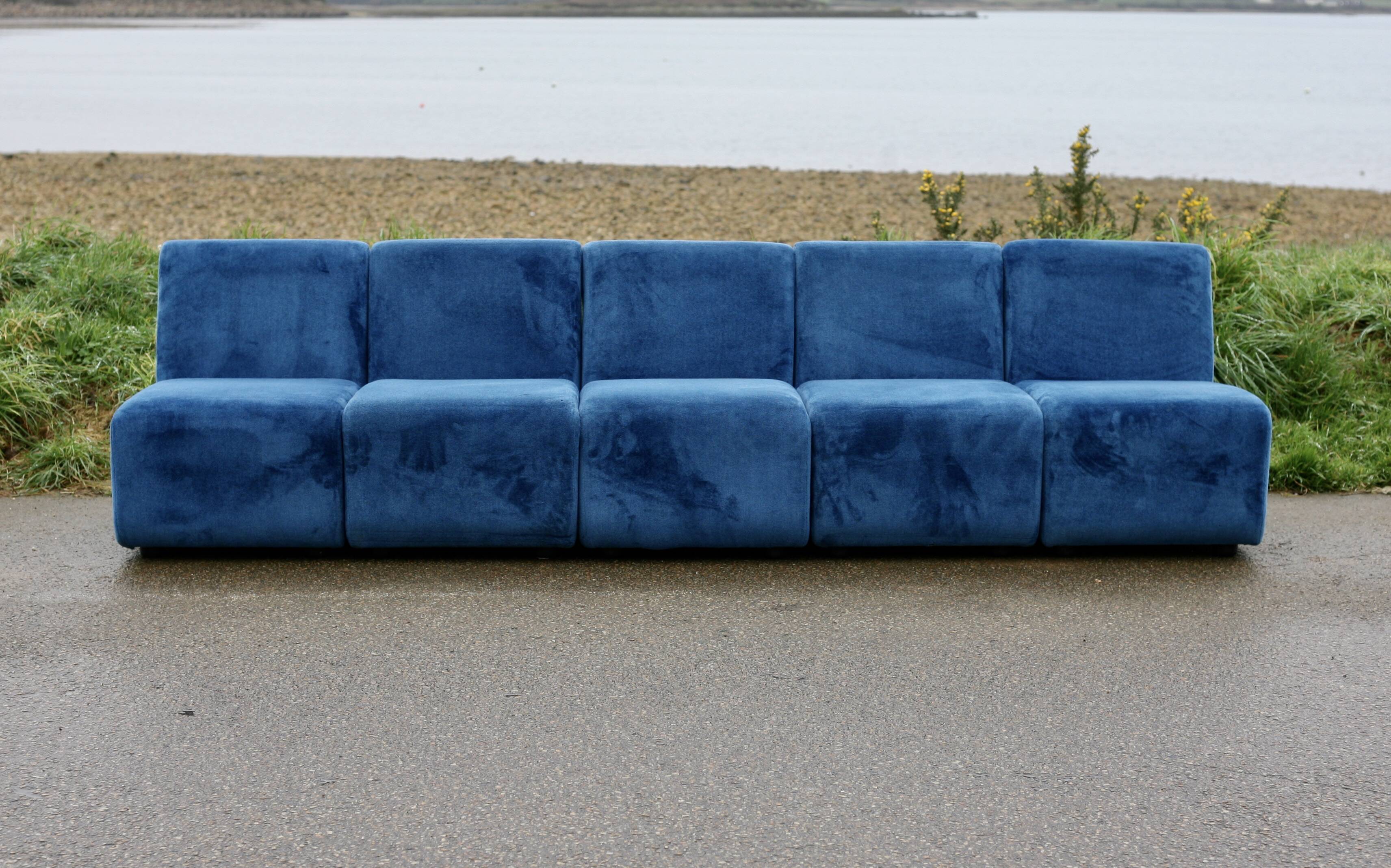 Canapé modulable composé de 5 chauffeuses en velours bleu, circa 1980