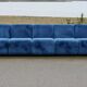 Canapé modulable composé de 5 chauffeuses en velours bleu, circa 1980