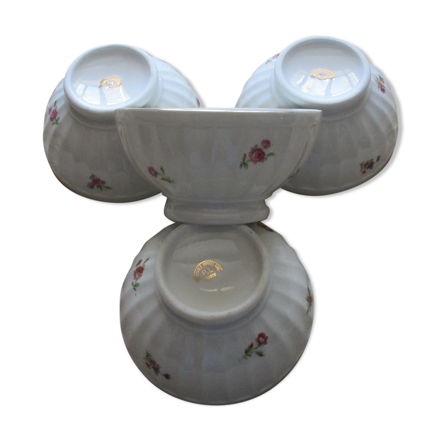 Lot of 4 bowls with porcelain flowers