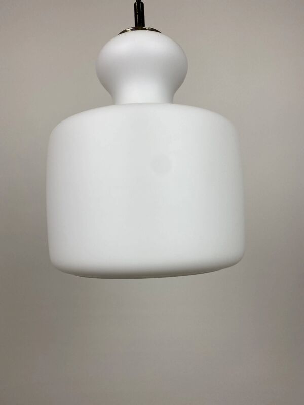 Suspension en verre blanc givré par Peill et Putzler 1960