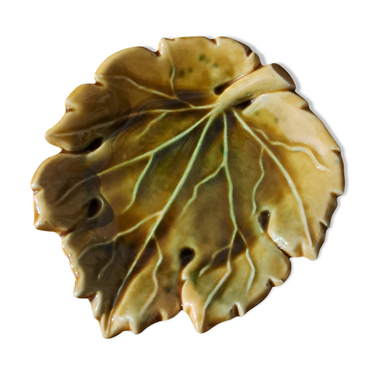 Empty yellow ceramic pocket in the shape of a leaf