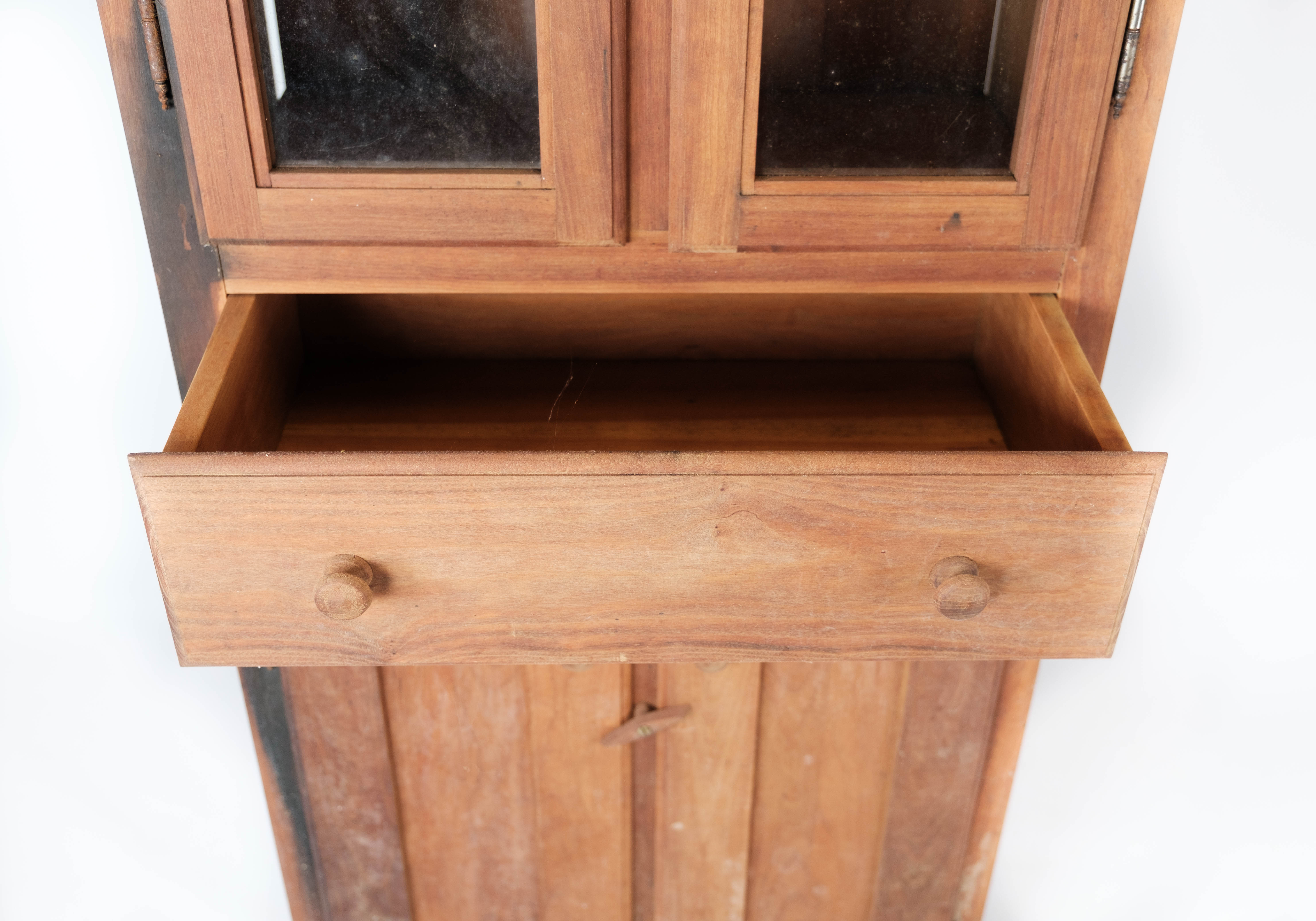 Armoire en verre en bois clair, années 1940