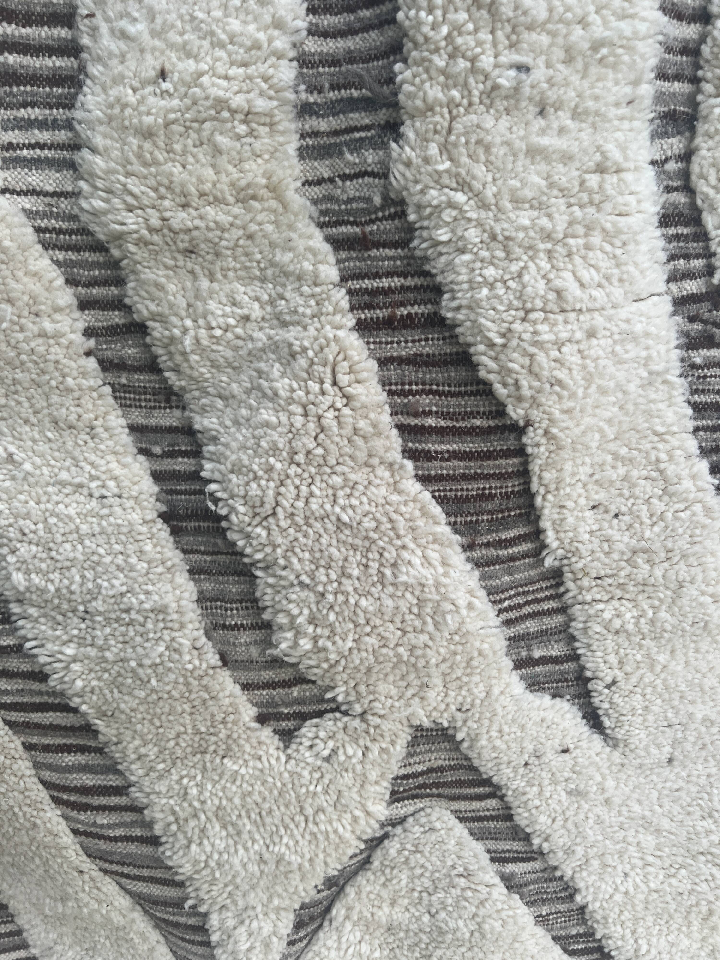Large hand-knotted beige and cream Berber rug, 2.90m x 1.80m.