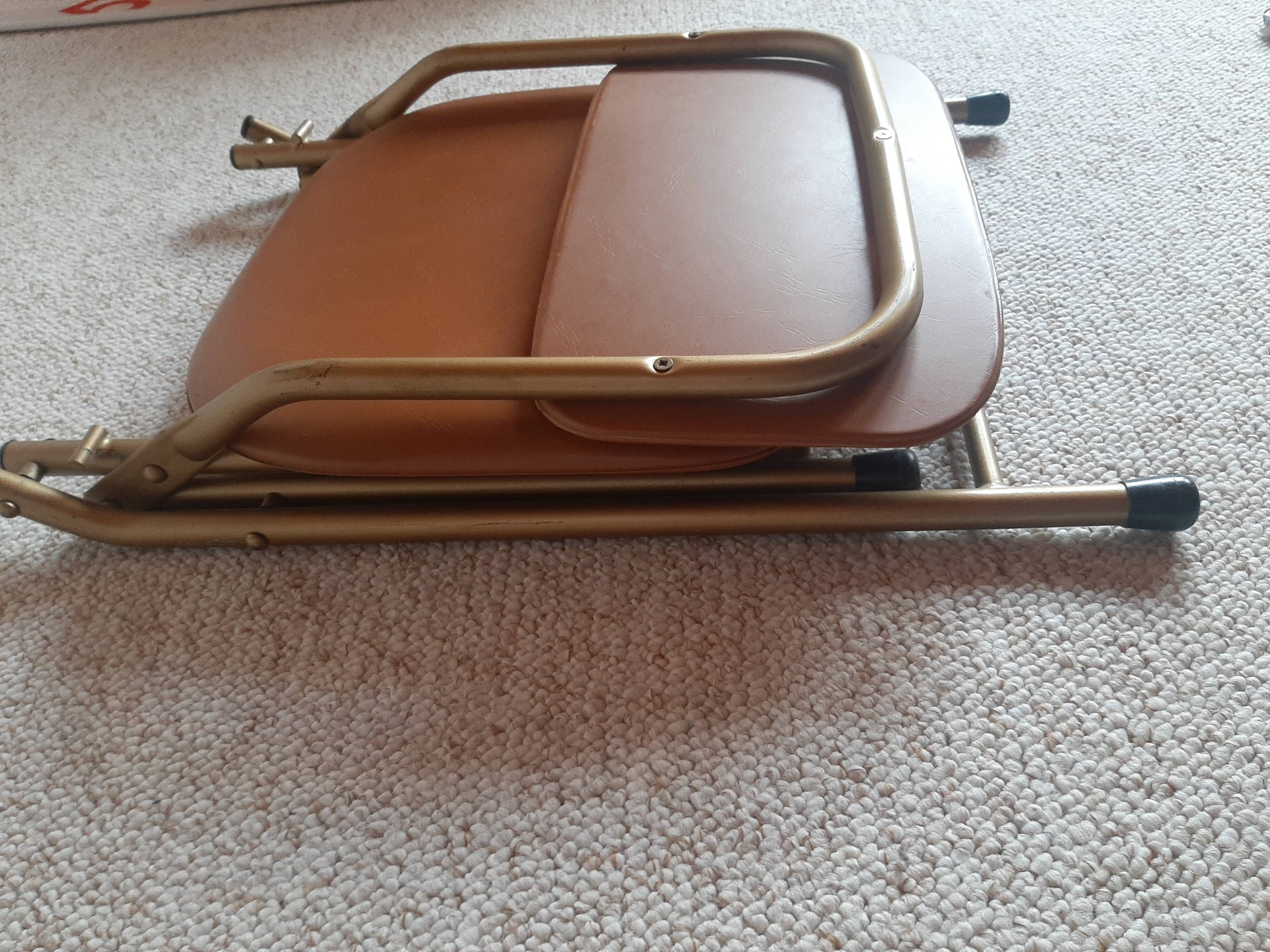 Chaise pliante structure tube et simili cuir