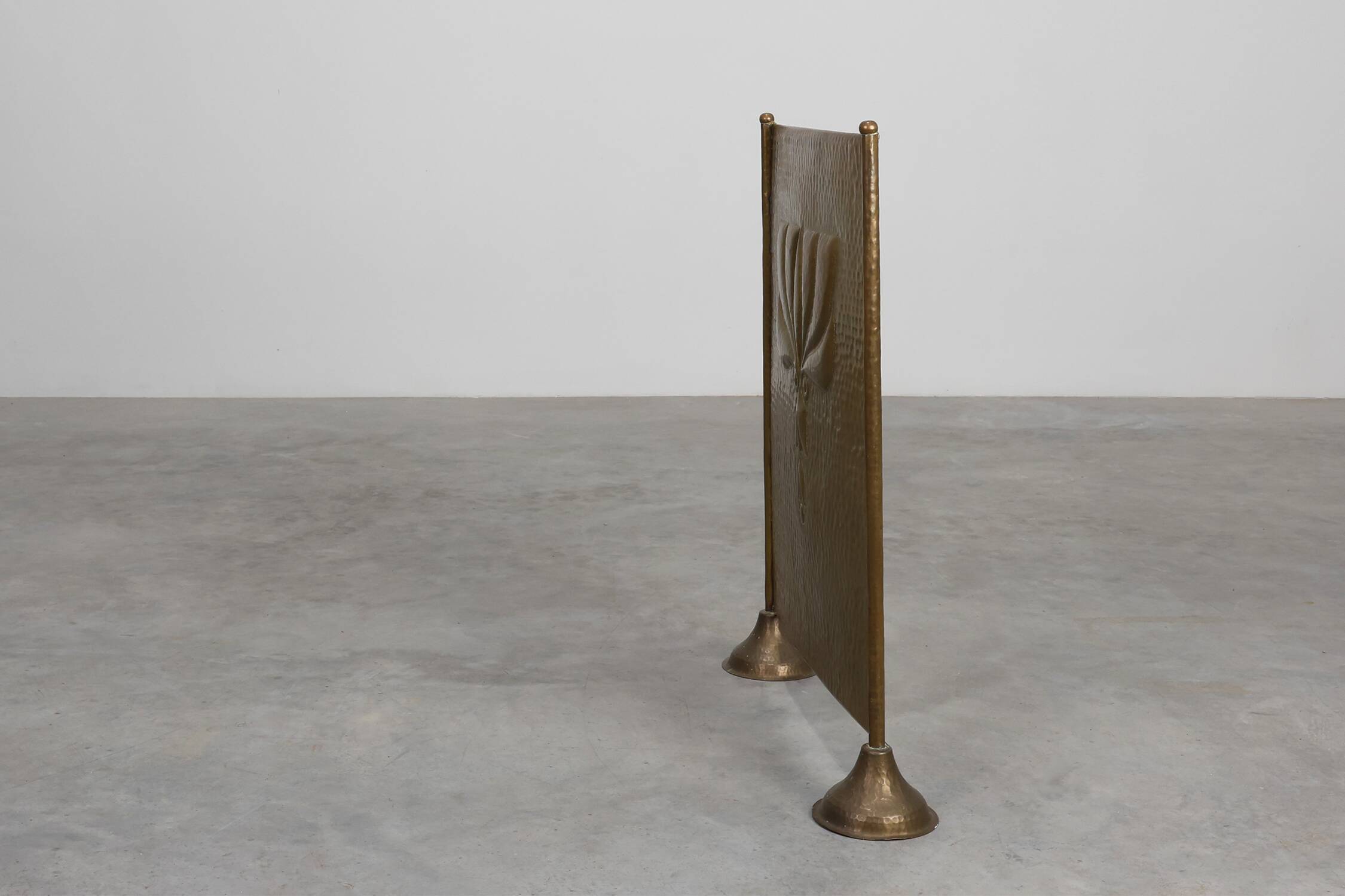 Écran de cheminée en cuivre martelé Art Déco élégant, France années 1920