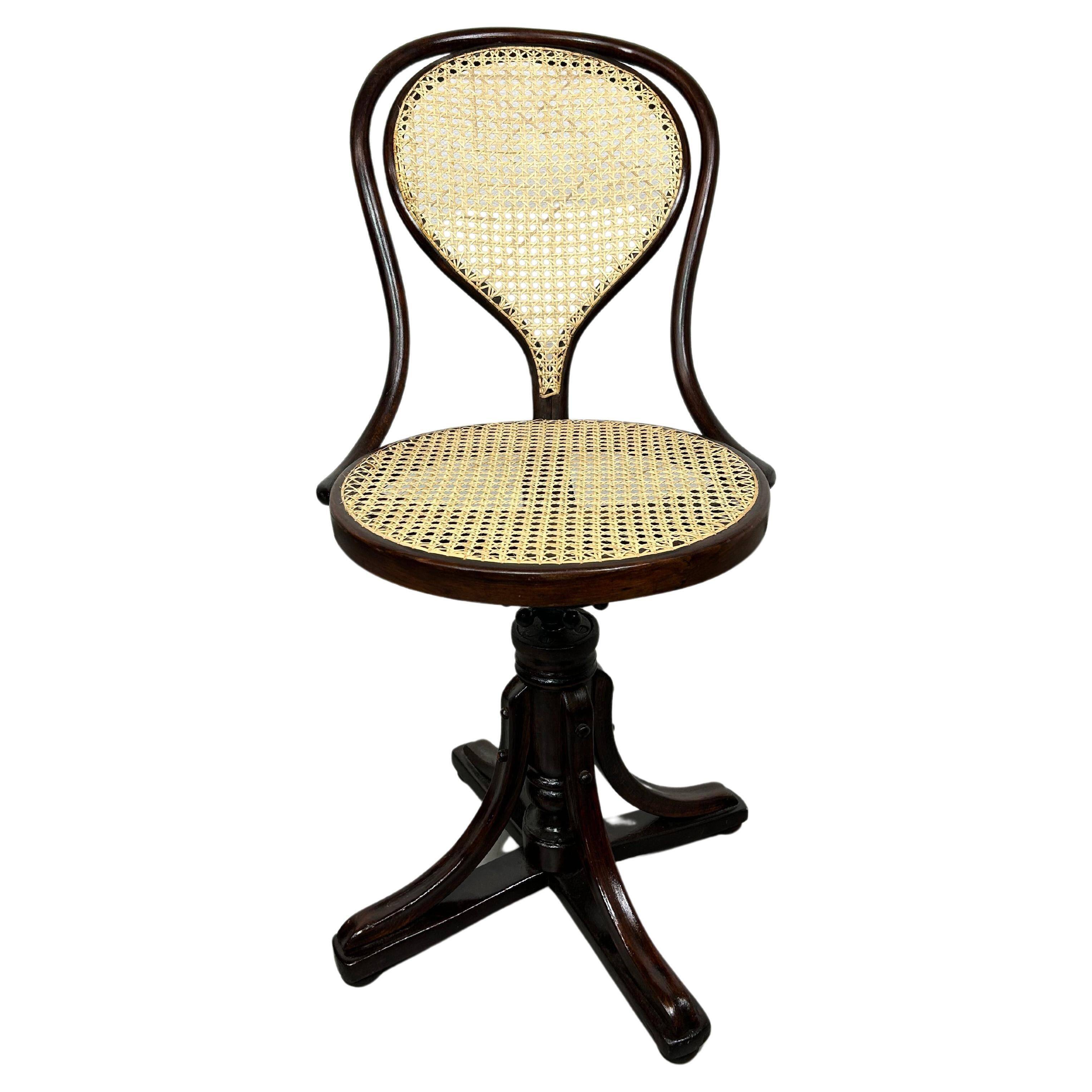 Chaise pivotante en bois courbé n°9 par J.J.Kohn