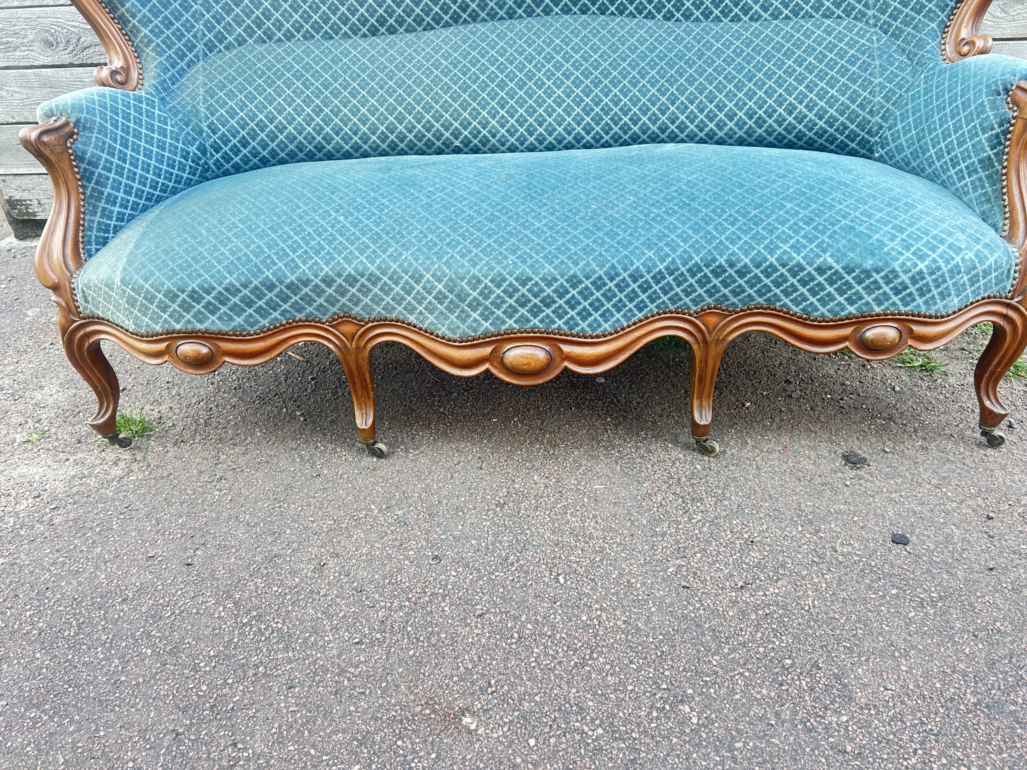 Napoleon III walnut canapé, blue velvet fabric.