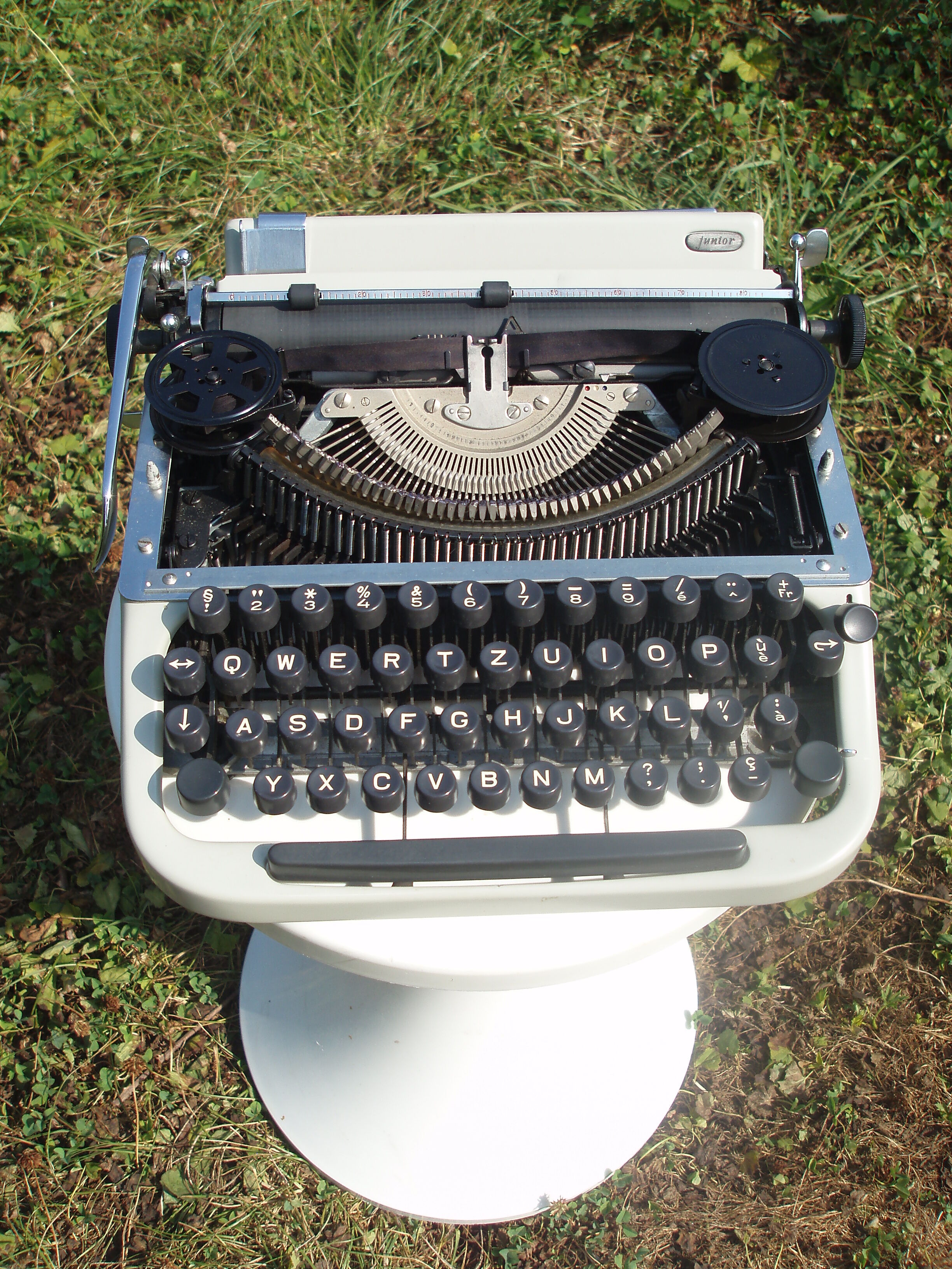 Typewriter complete swissa revised with his bag and his directions