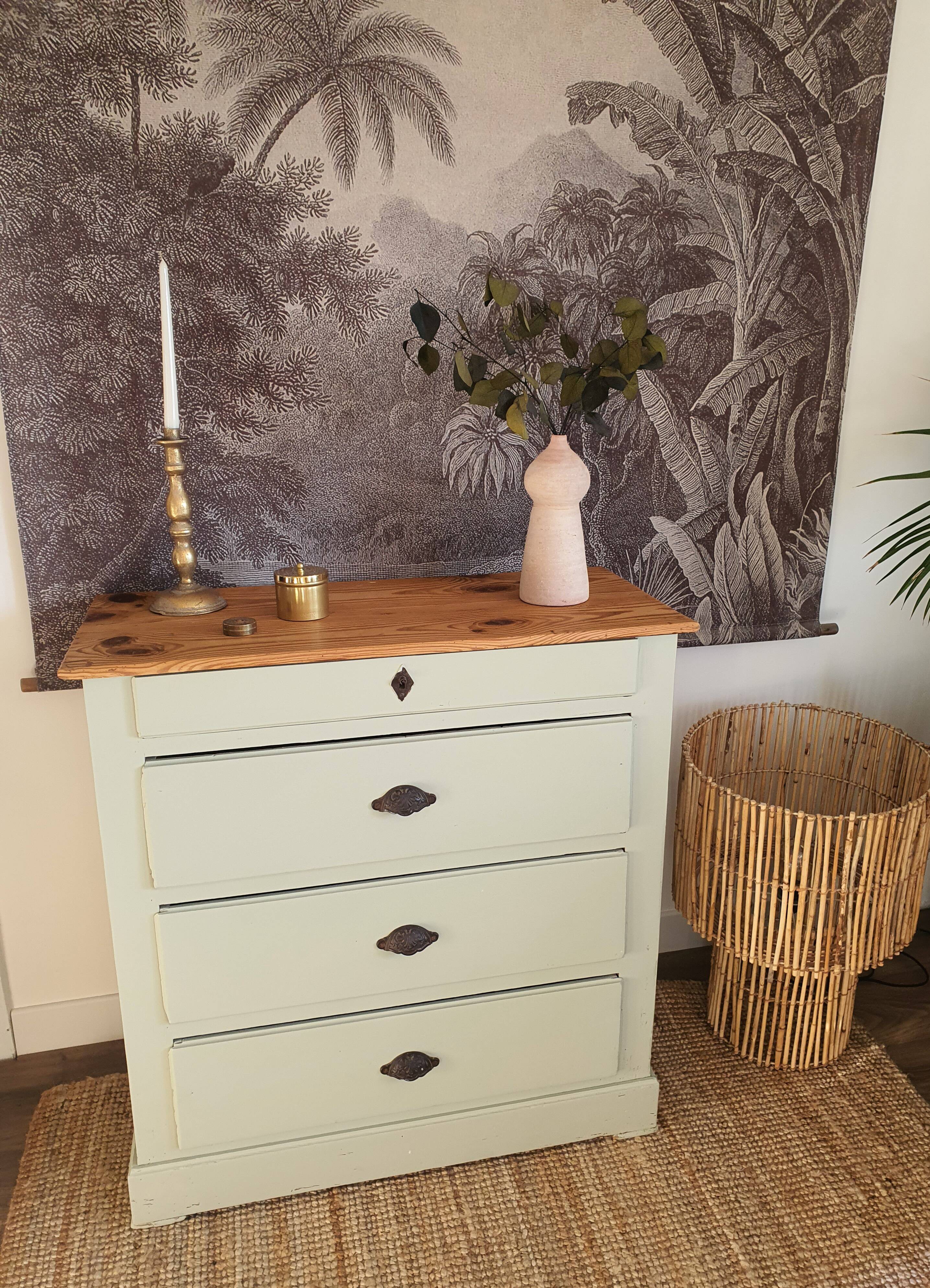 Wooden chest of drawers