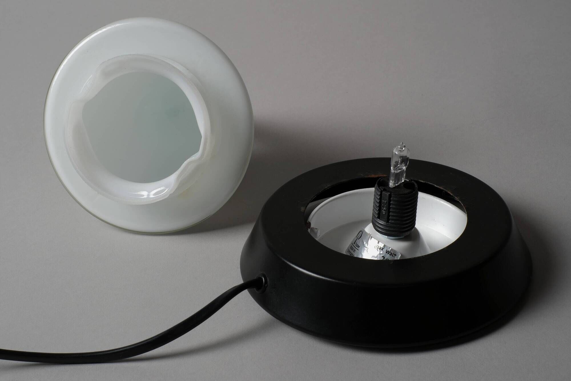 Lampe de table conique Kibo de Peill & Putzler, design postmoderne des années 1980.