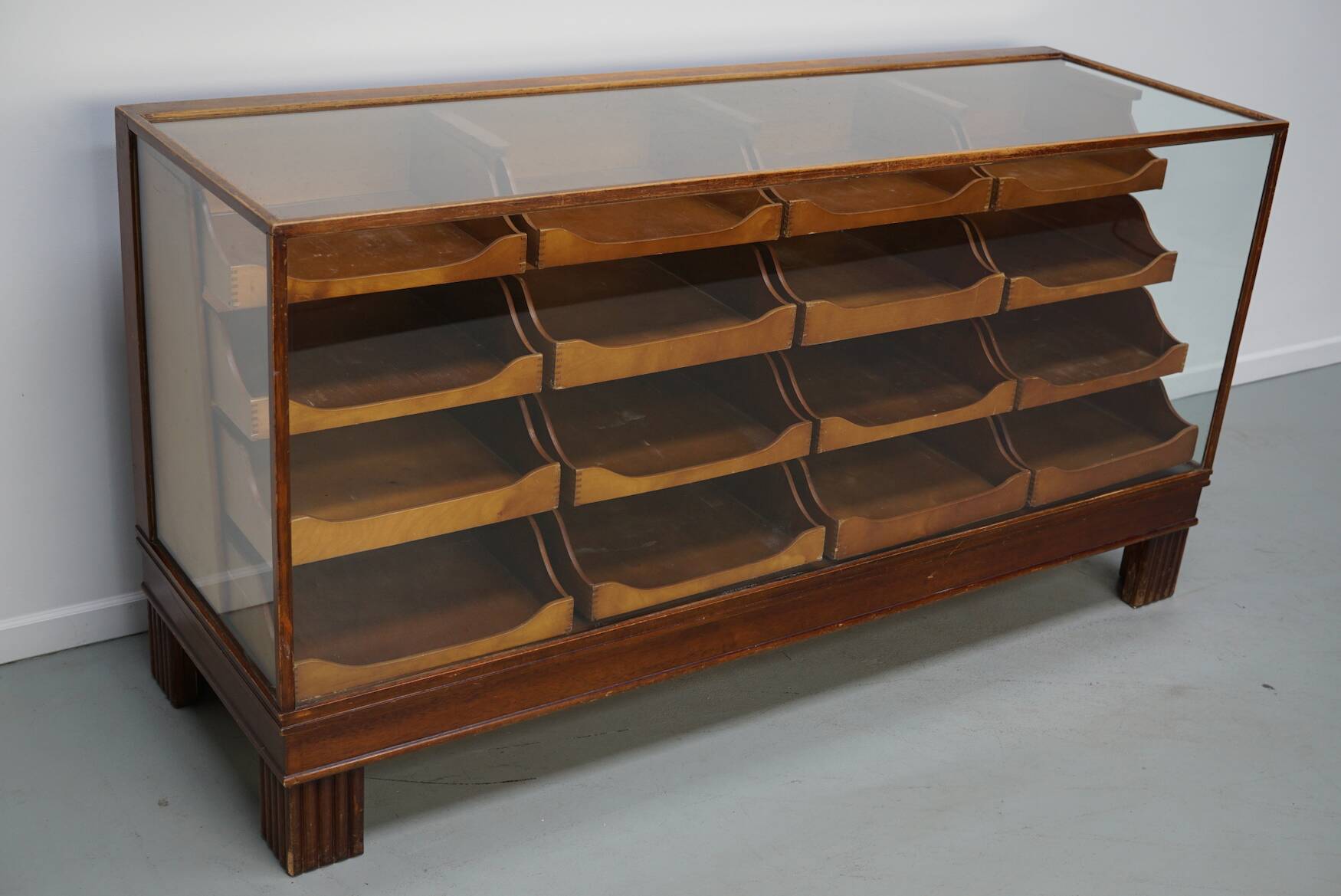 Comptoir de magasin en hêtre anglais antique, vers 1920-1930