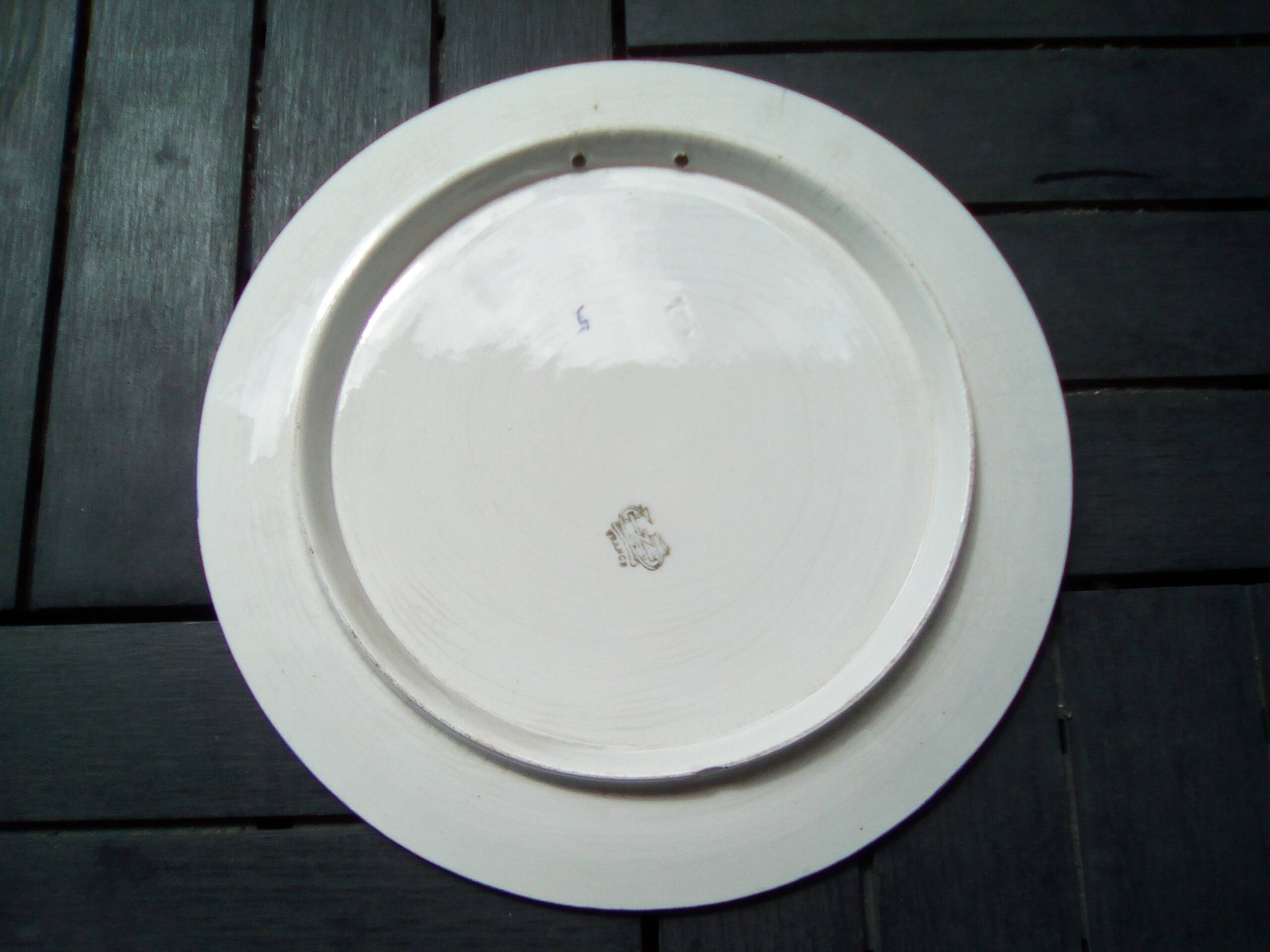 2 identical decorative plates in Gien earthenware, Renaissance decor