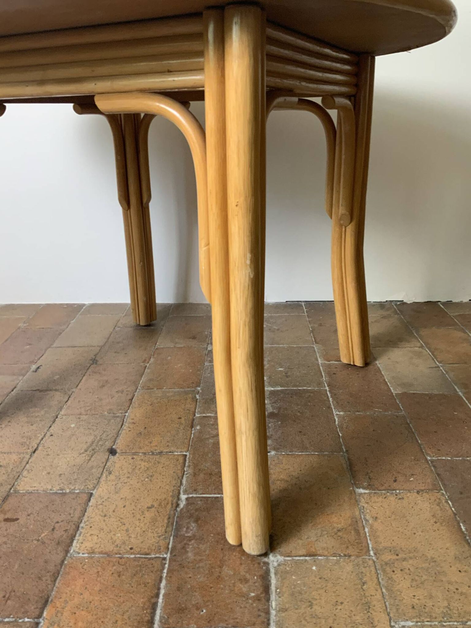 Round dining table
