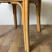 Round dining table