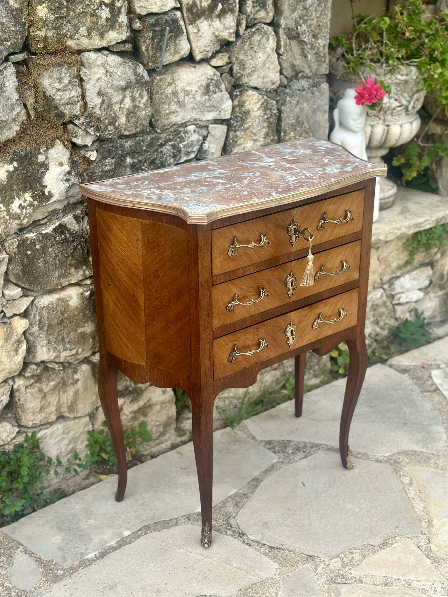 Charming small chest of drawers in precious wood marquetry.