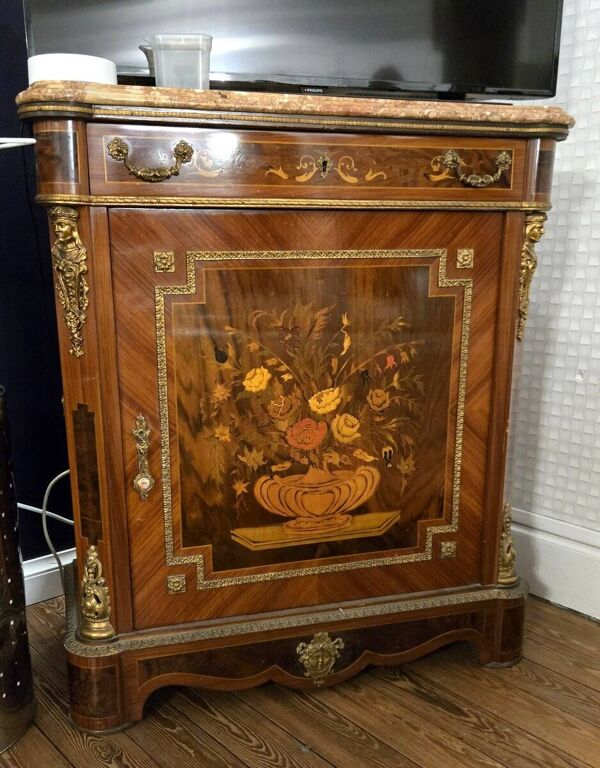 Meuble d’appui en marqueterie de bois précieux, richement décoré d’une marqueterie florale