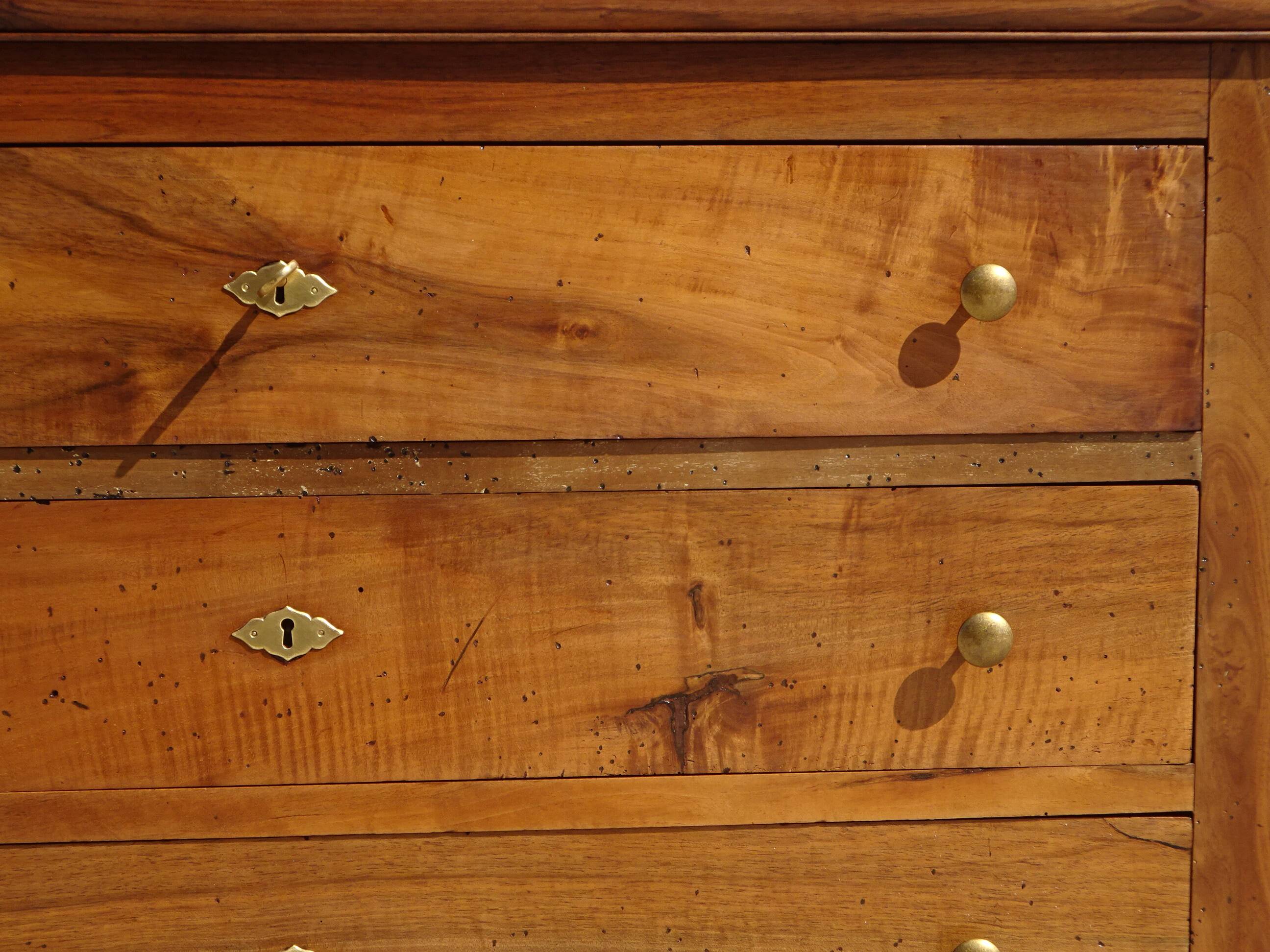 Antique Louis Philippe chest of drawers made entirely of walnut.