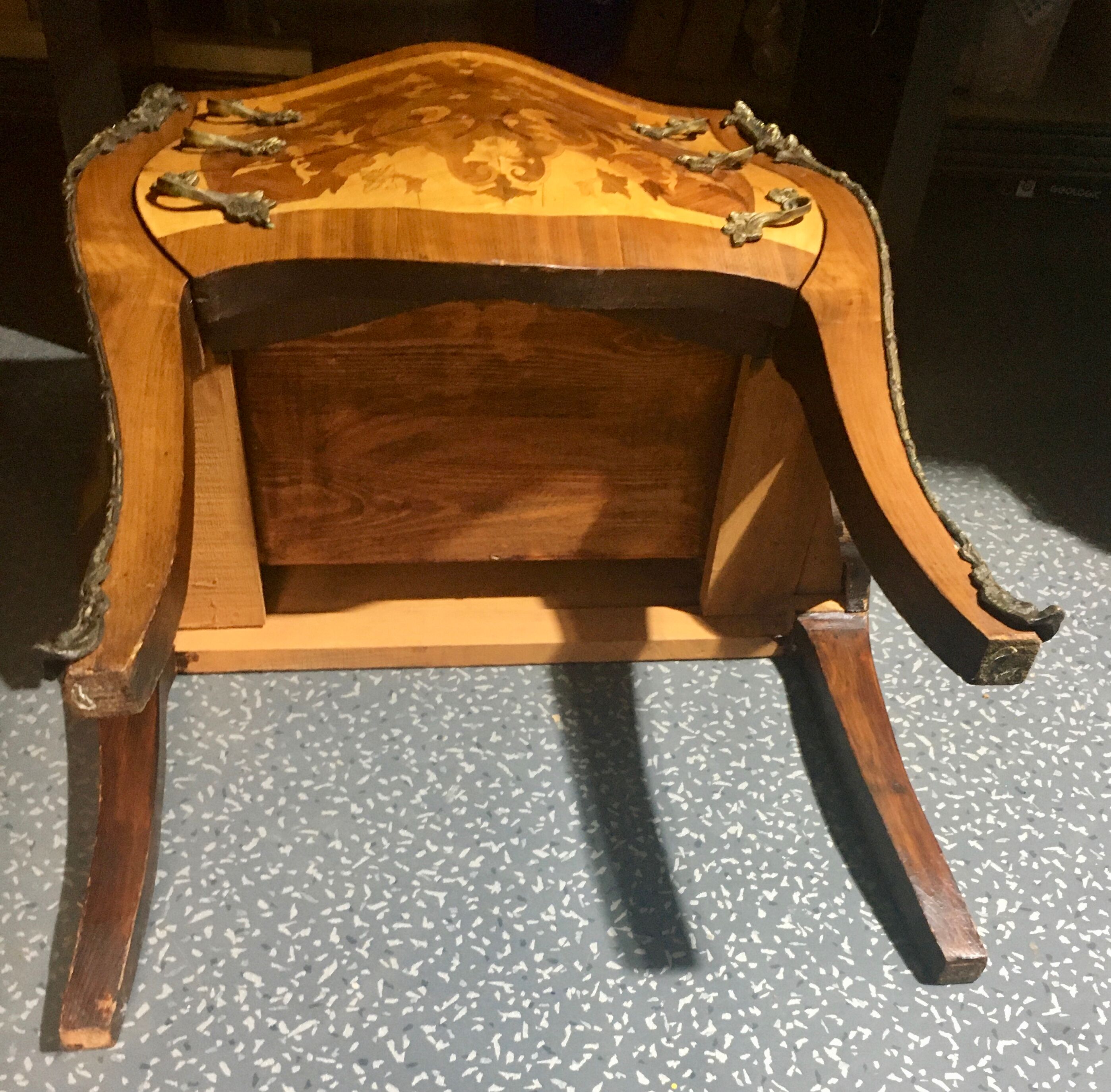Curved commodus, tomb, Louis XV style, in marquetry, 3 drawers