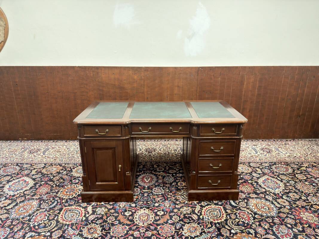 Bureau anglais classique avec incrustations vertes